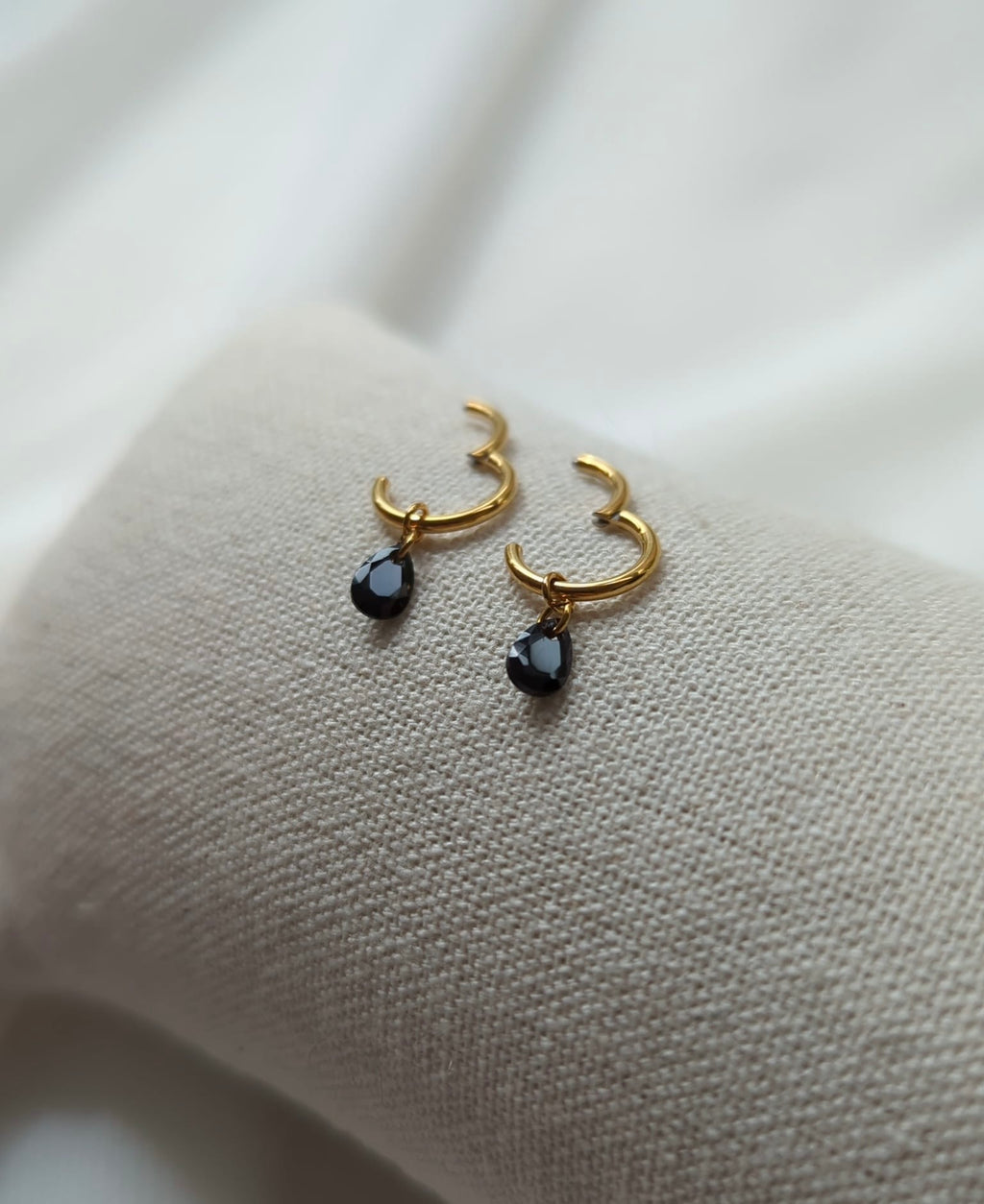 Boucles d'oreilles en titane avec des zircons – 8 mm