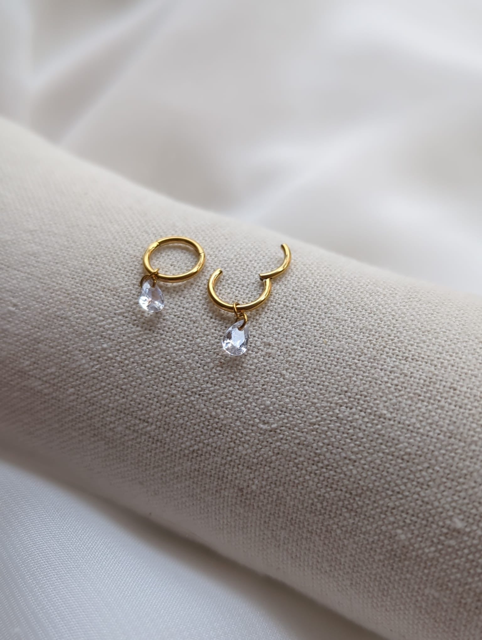 Boucles d'oreilles en titane avec des zircons – 8 mm