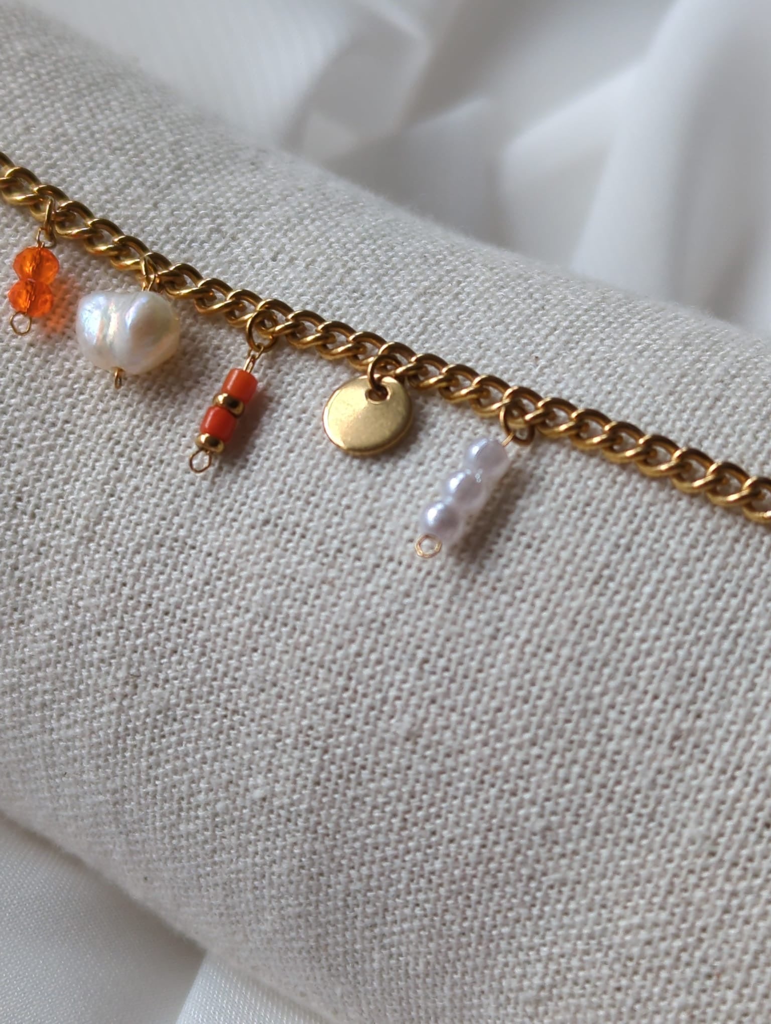 Bracelet doré en acier inoxydable avec breloques orange et perle d'eau douce