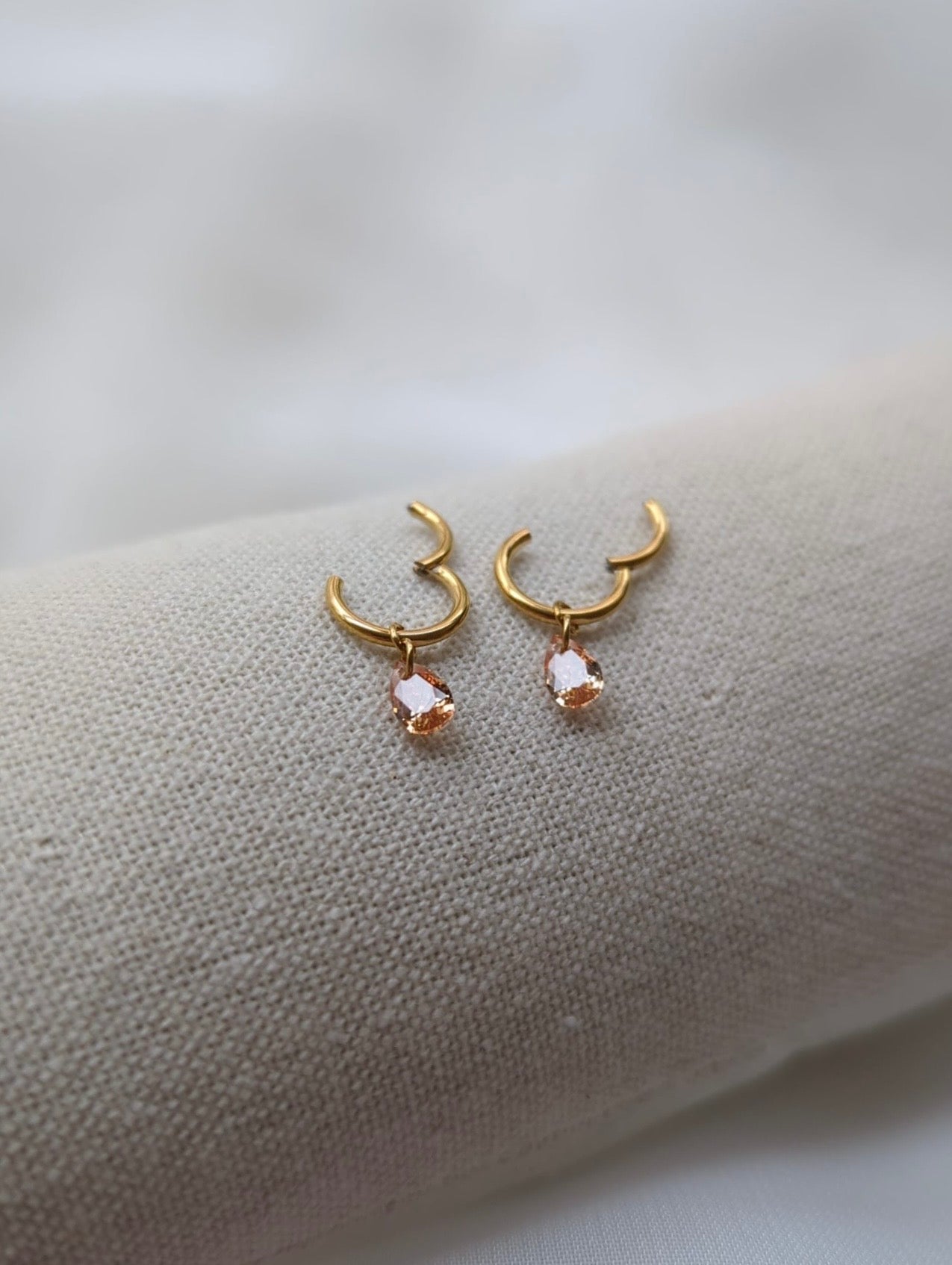 Boucles d'oreilles en titane avec des zircons – 8 mm
