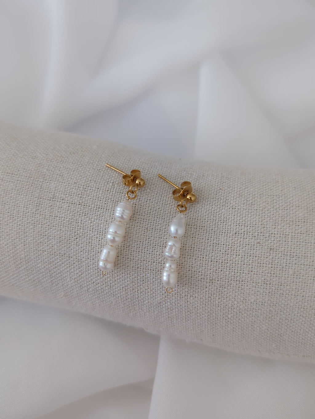 Boucles d’oreilles dorées en acier inoxydable avec des perles d’eau douce