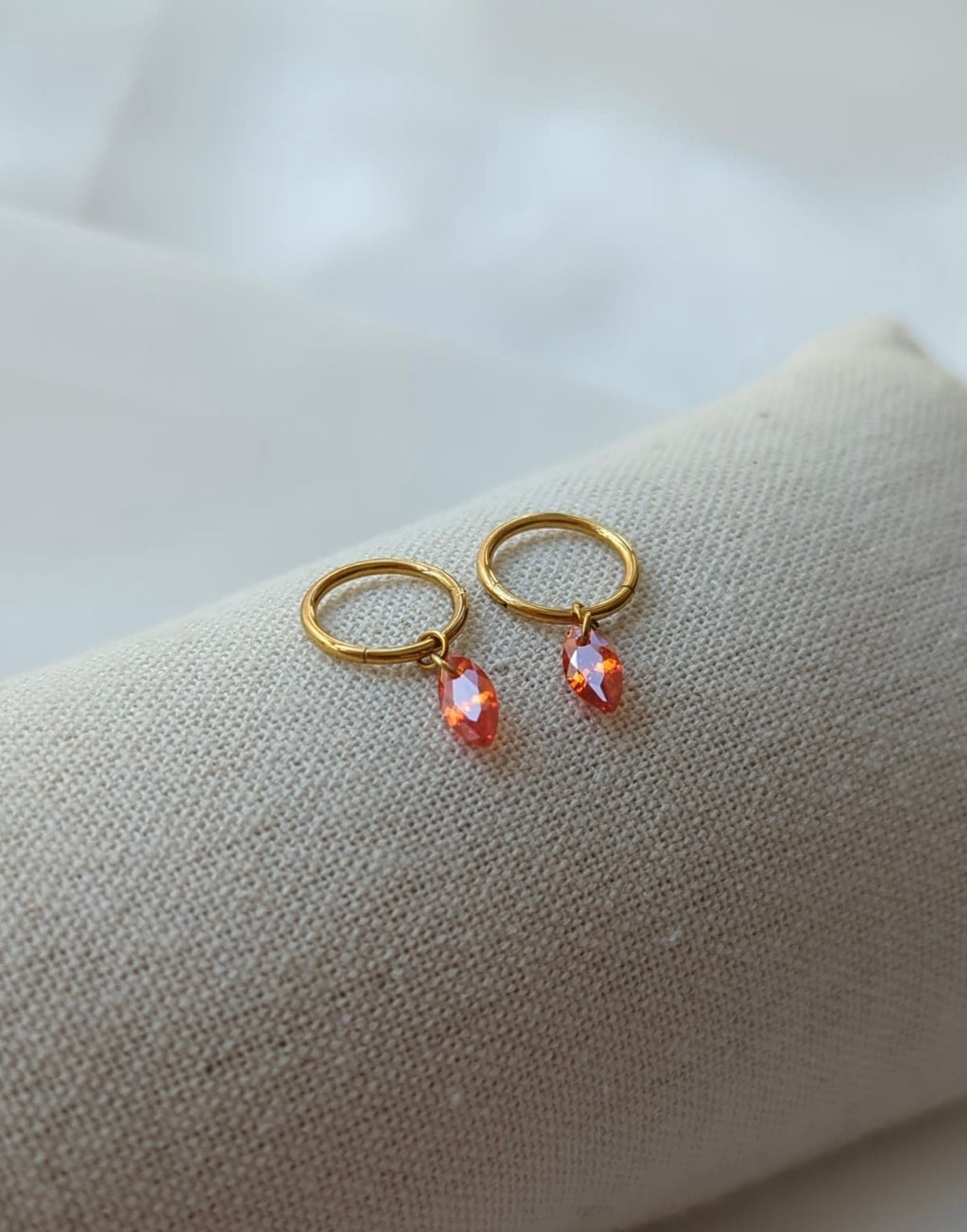 Boucles d'oreilles en titane avec des zircons oranges taille Marquise – 10mm