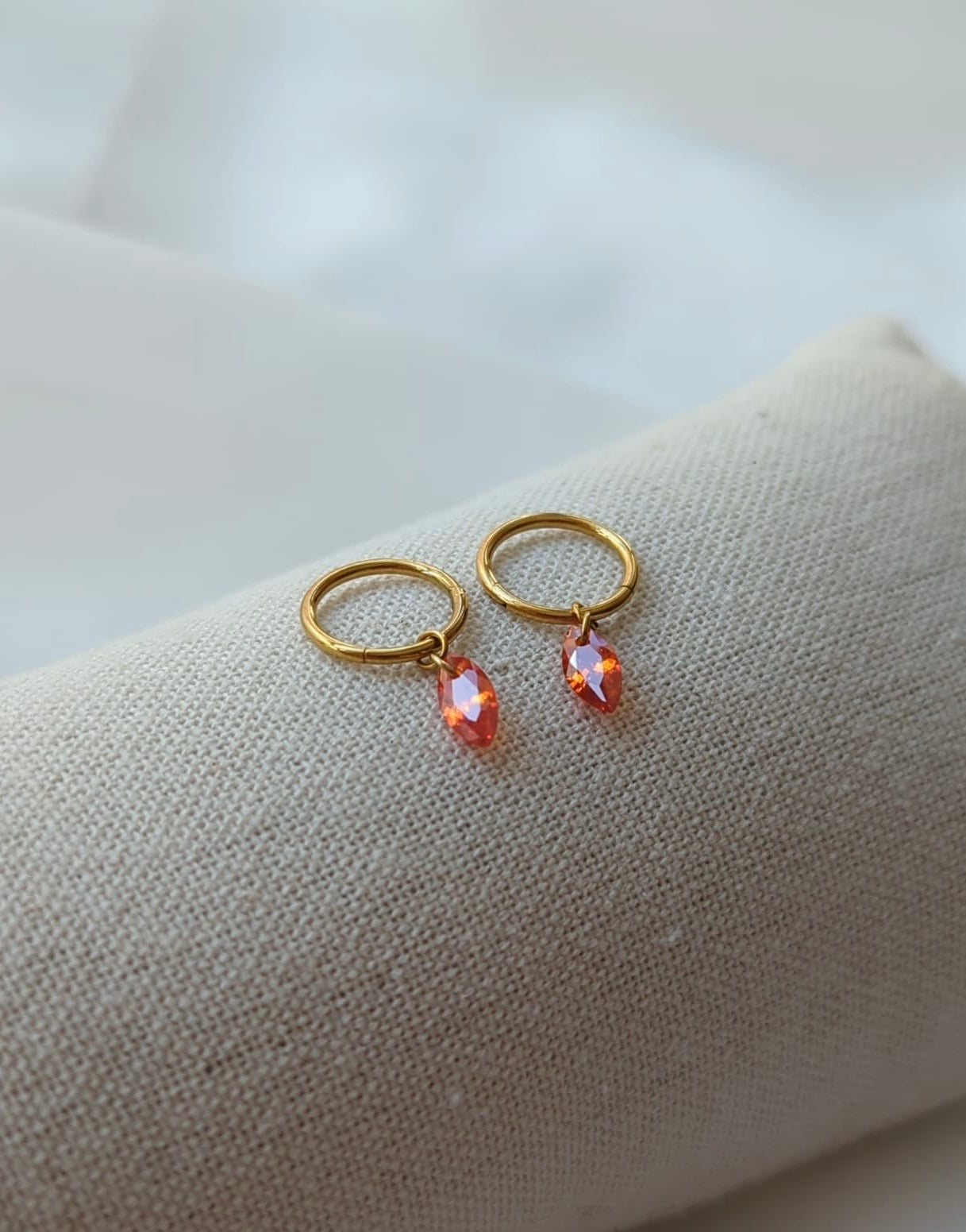 Boucles d'oreilles en titane avec des zircons oranges taille Marquise – 10mm