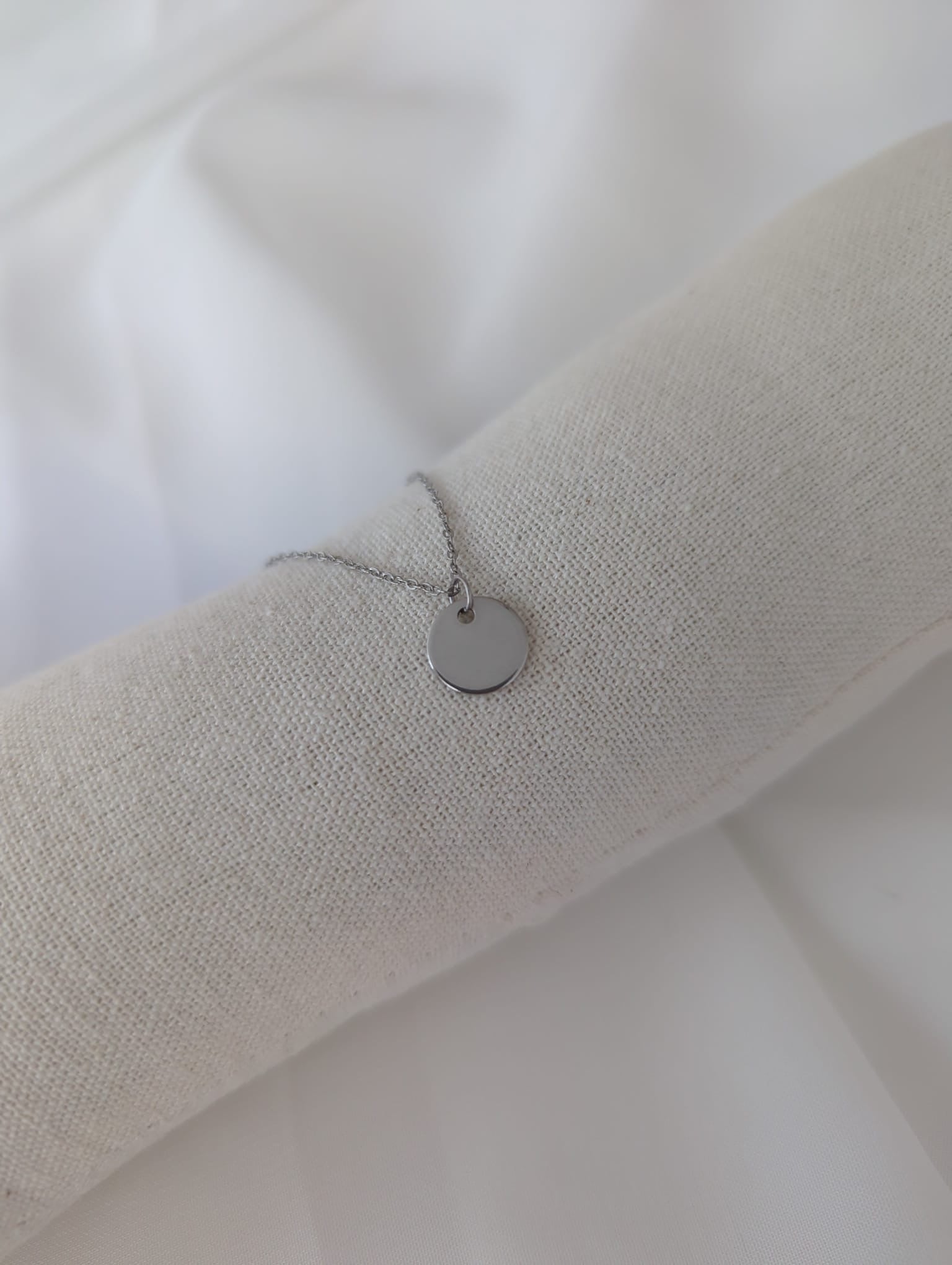 Collier en acier inoxydable doré ou argenté avec pendentif rond en acier