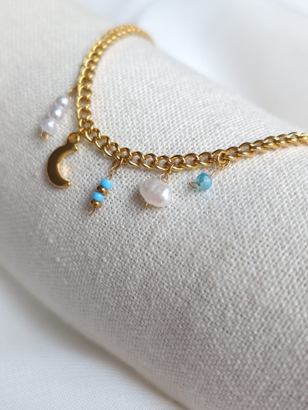 Bracelet doré en acier inoxydable avec breloques bleues clair et perle d’eau douce