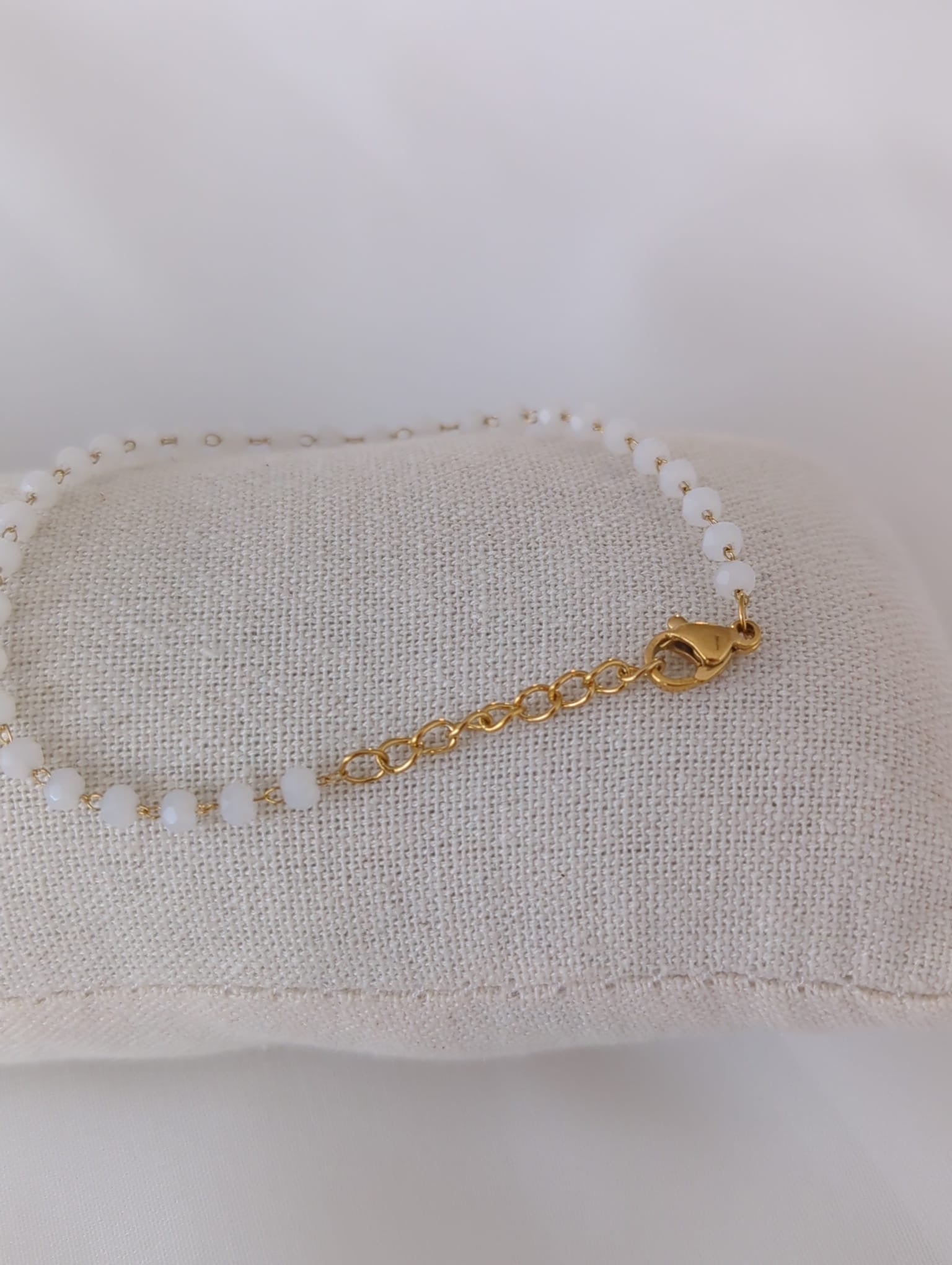 Bracelet doré en acier inoxydable avec des perles de pierres blanches