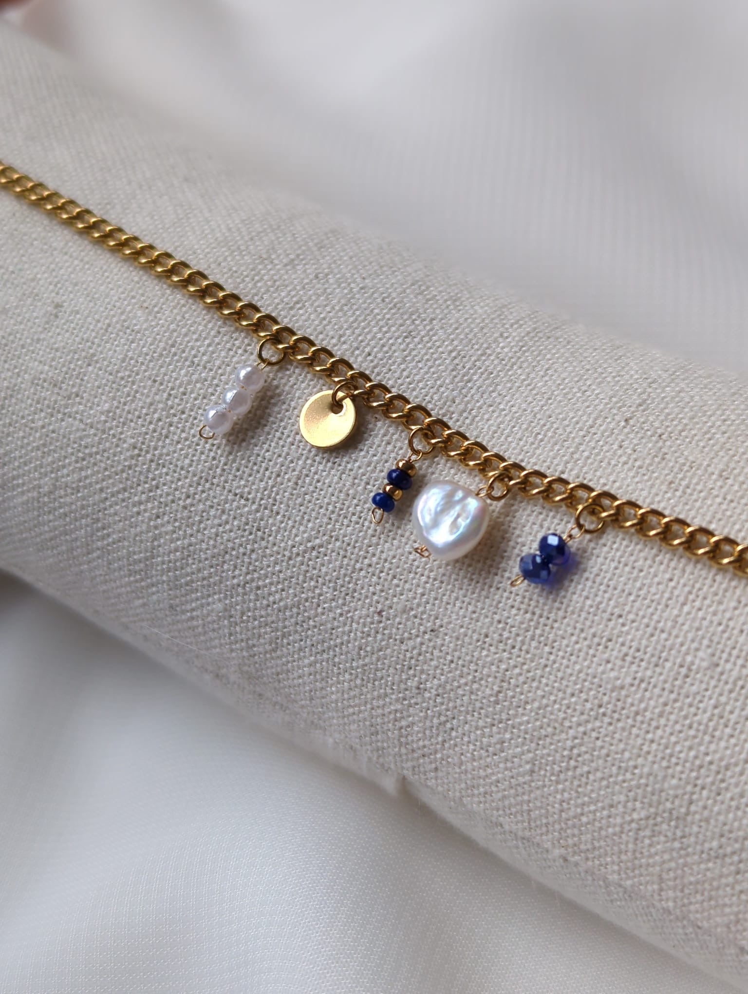 Bracelet doré en acier inoxydable avec breloques bleues et perle d'eau douce