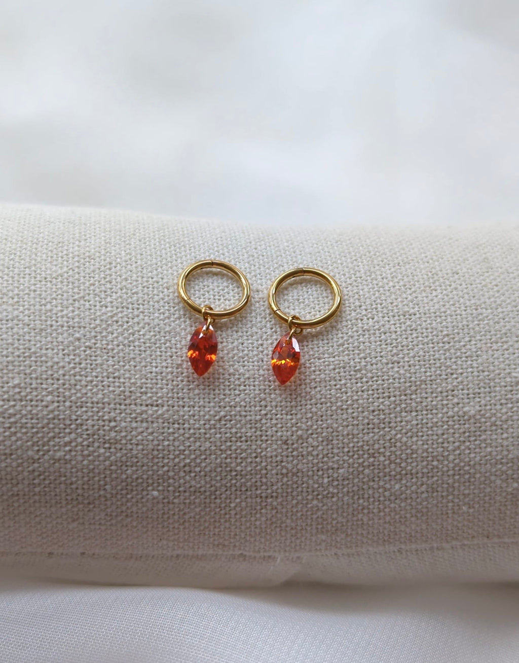 Boucles d'oreilles en titane avec des zircons oranges taille Marquise – 8 mm