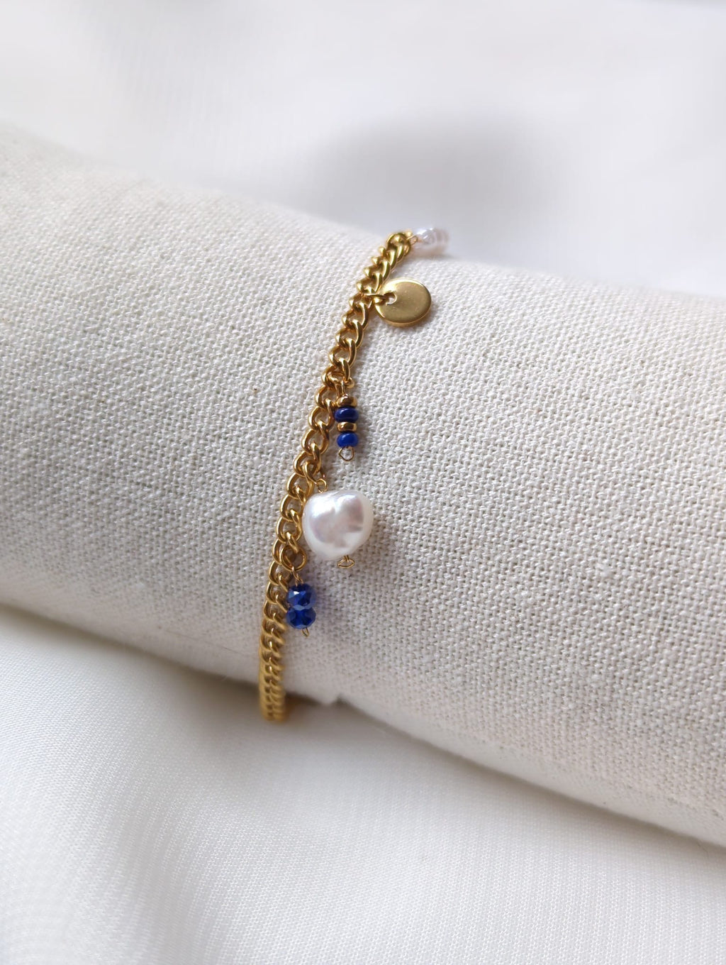 Bracelet doré en acier inoxydable avec breloques bleues et perle d'eau douce