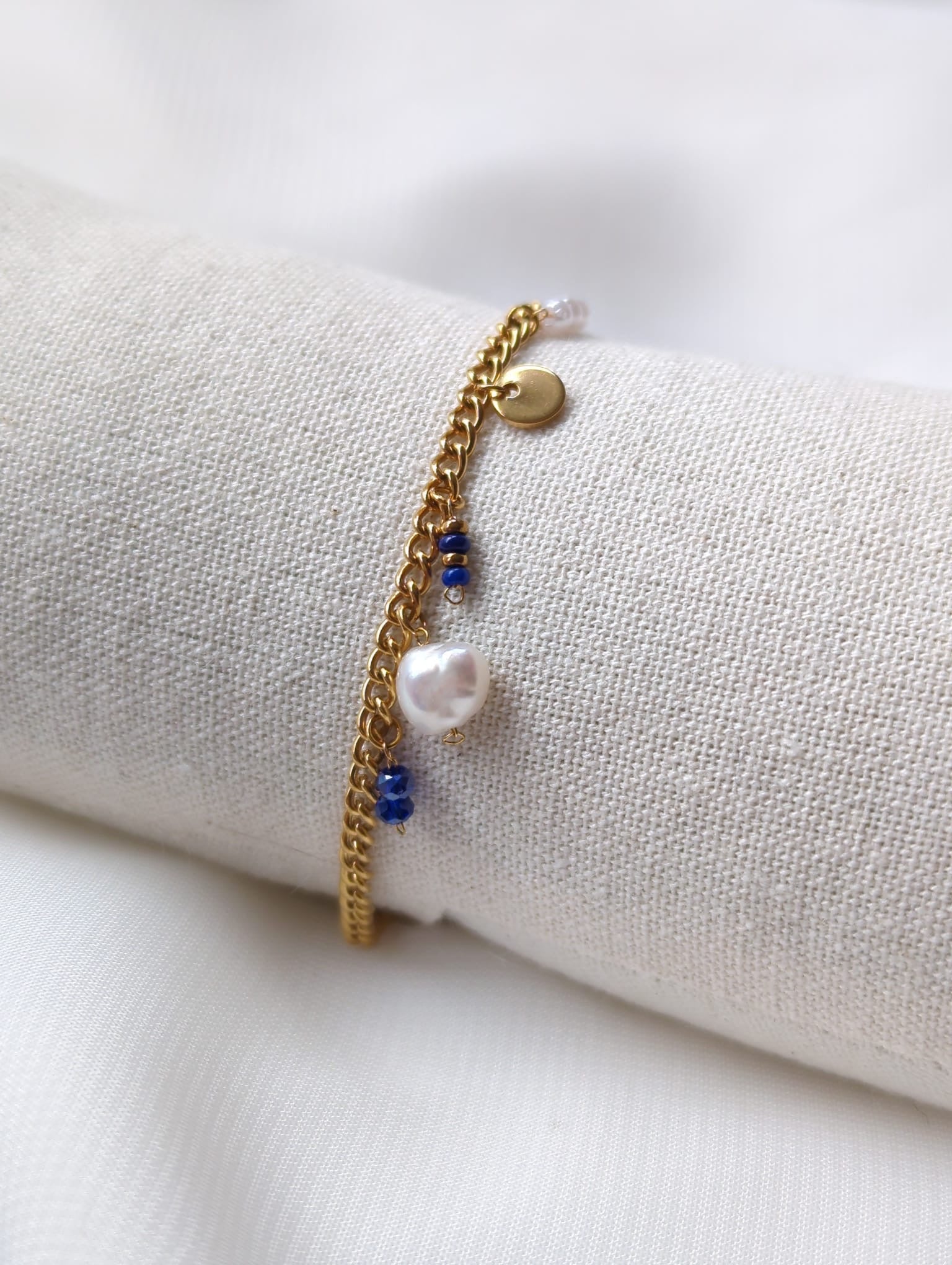 Bracelet doré en acier inoxydable avec breloques bleues et perle d'eau douce