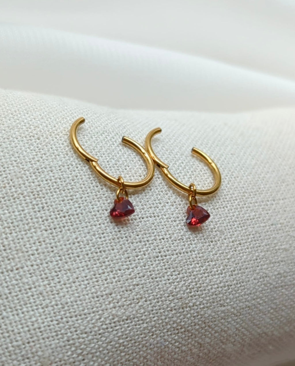 Boucles d'oreilles en titane avec des zircons rouges en forme de cœur – 10mm
