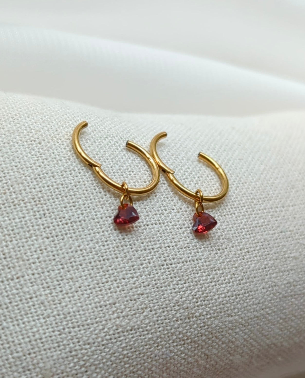 Boucles d'oreilles en titane avec des zircons rouges en forme de cœur – 10mm