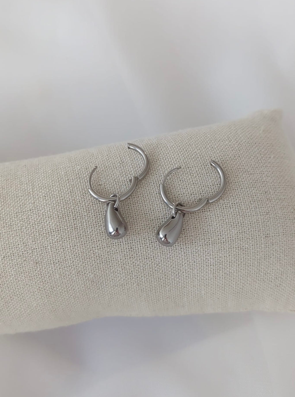 Boucles d'oreilles argentées en acier inoxydable avec breloques en forme de gouttes