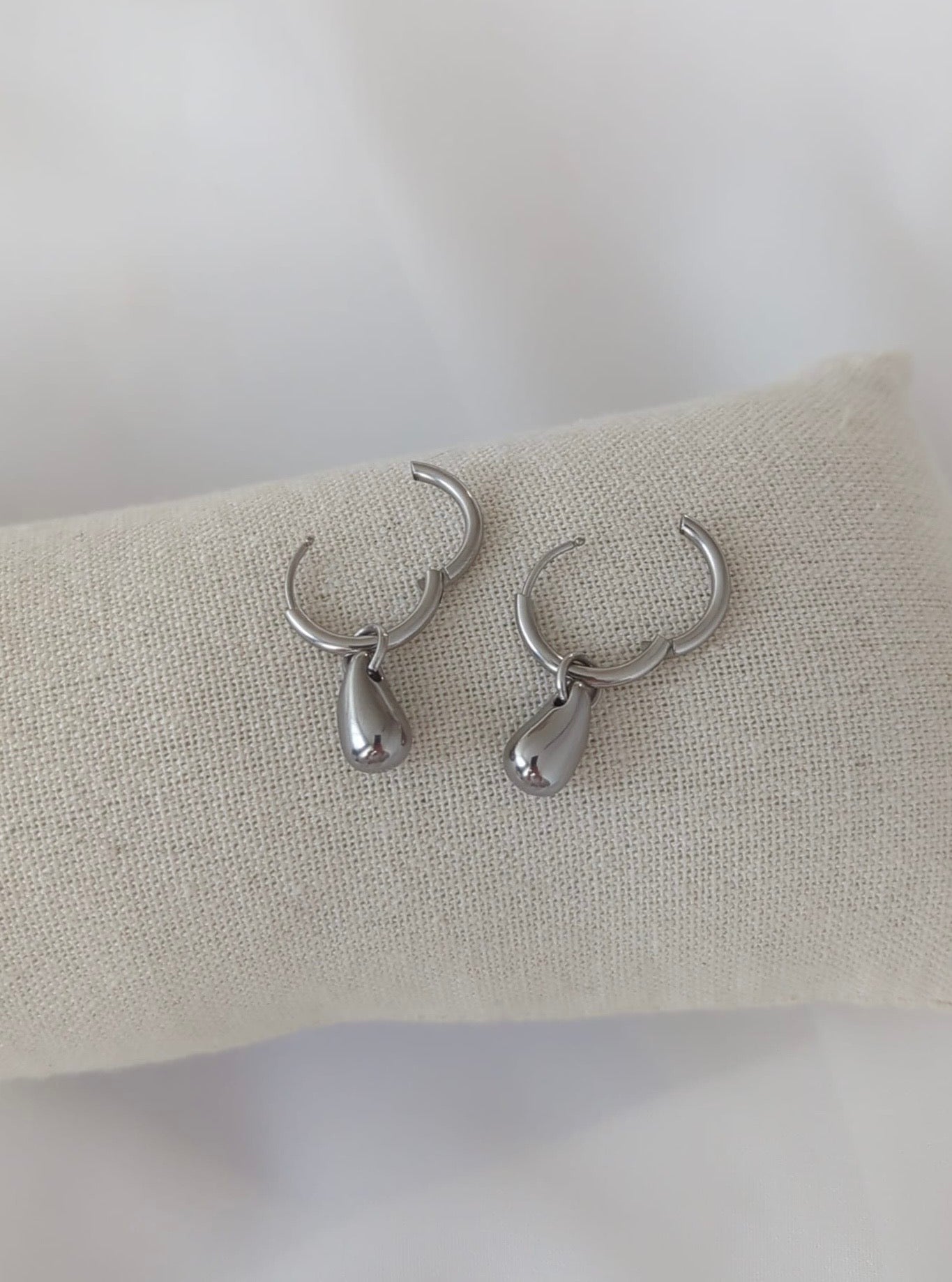 Boucles d'oreilles argentées en acier inoxydable avec breloques en forme de gouttes