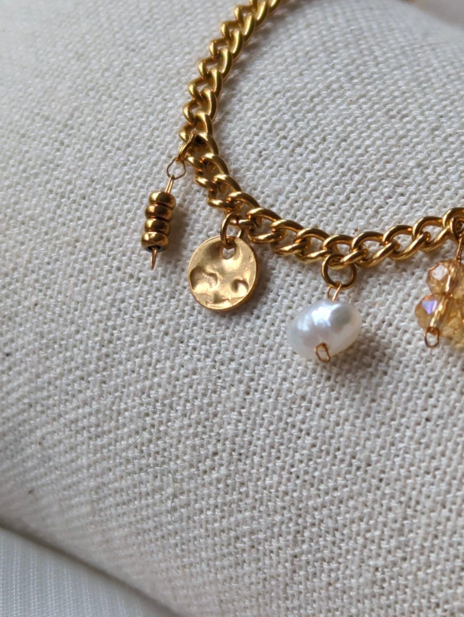 Bracelet doré en acier inoxydable avec breloques dorées et perle d'eau douce
