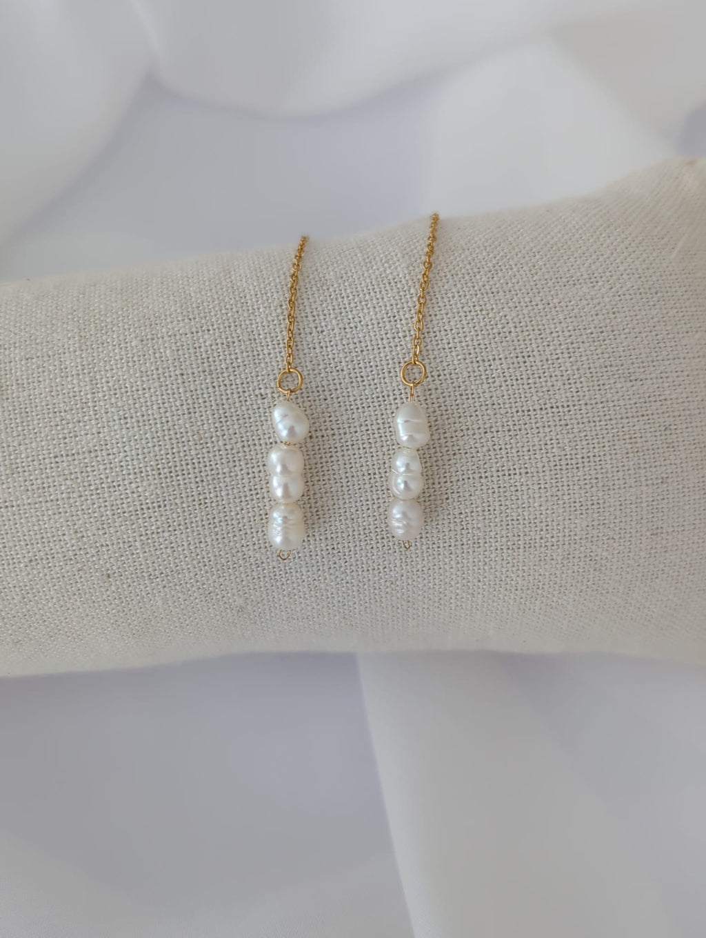Boucles d'oreilles dorées longues en acier inoxydable avec des perles d'eau douce de 7 mm
