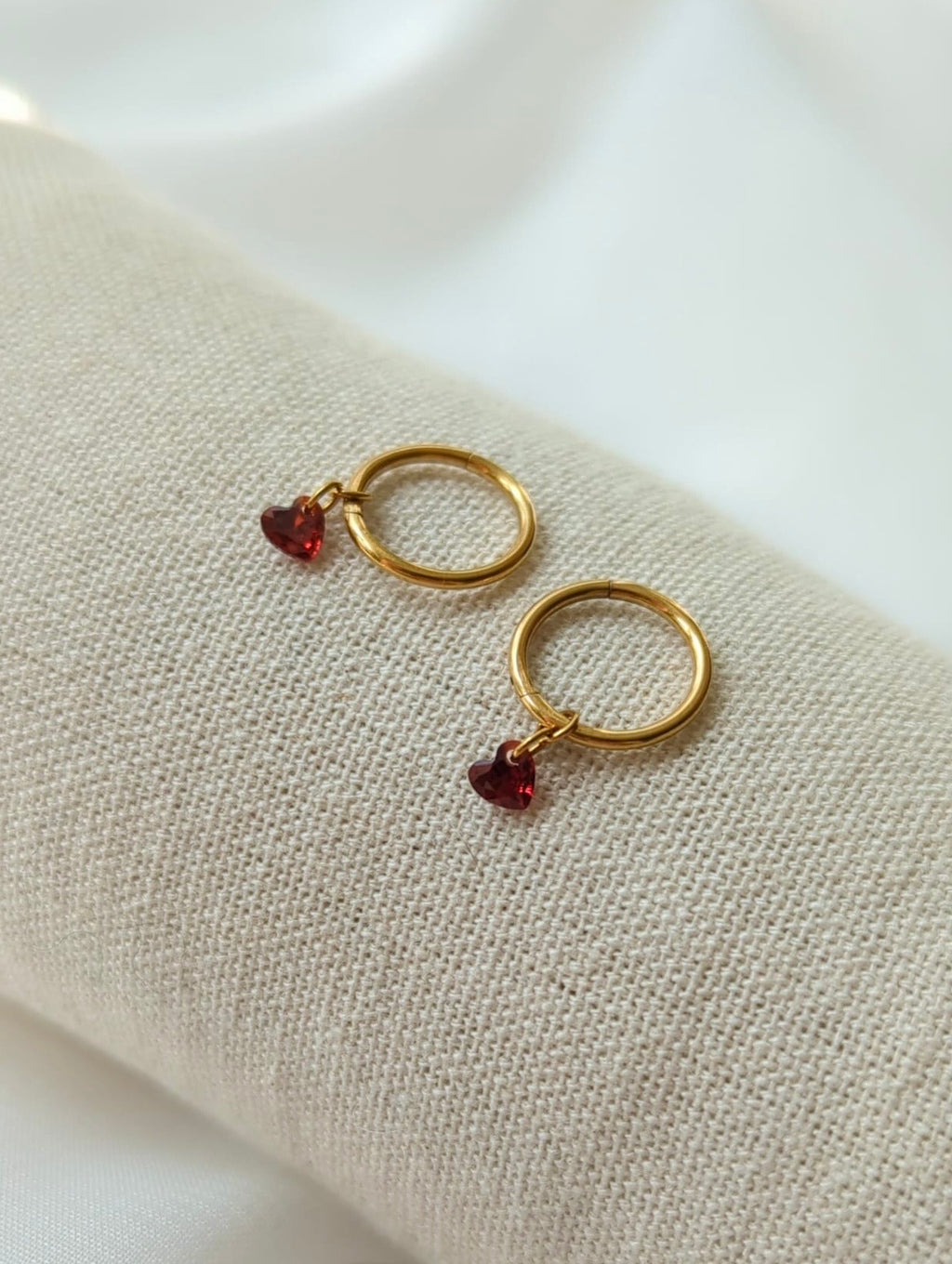 Boucles d'oreilles en titane avec des zircons rouges en forme de cœur – 10mm