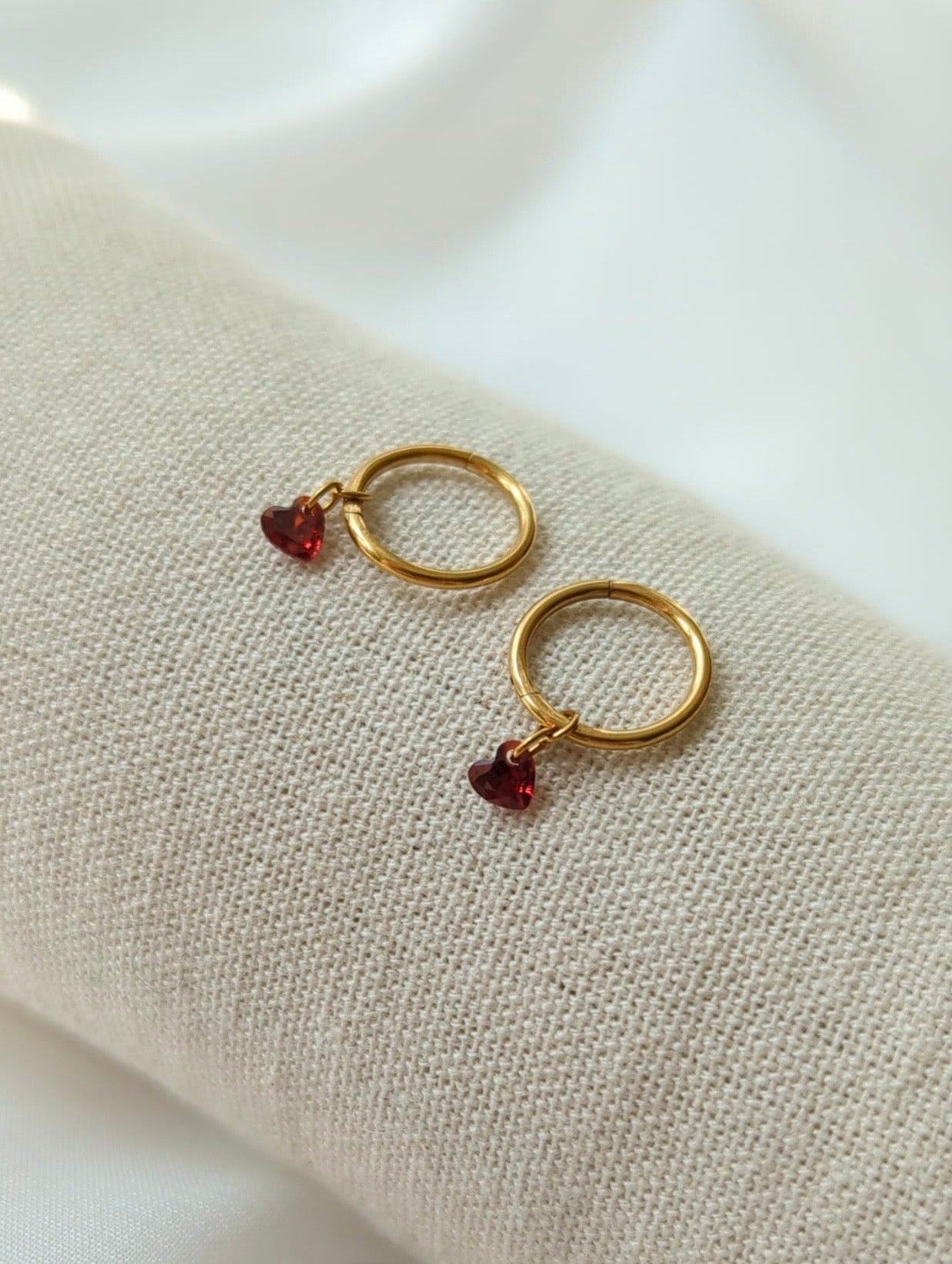 Boucles d'oreilles en titane avec des zircons rouges en forme de cœur – 10mm