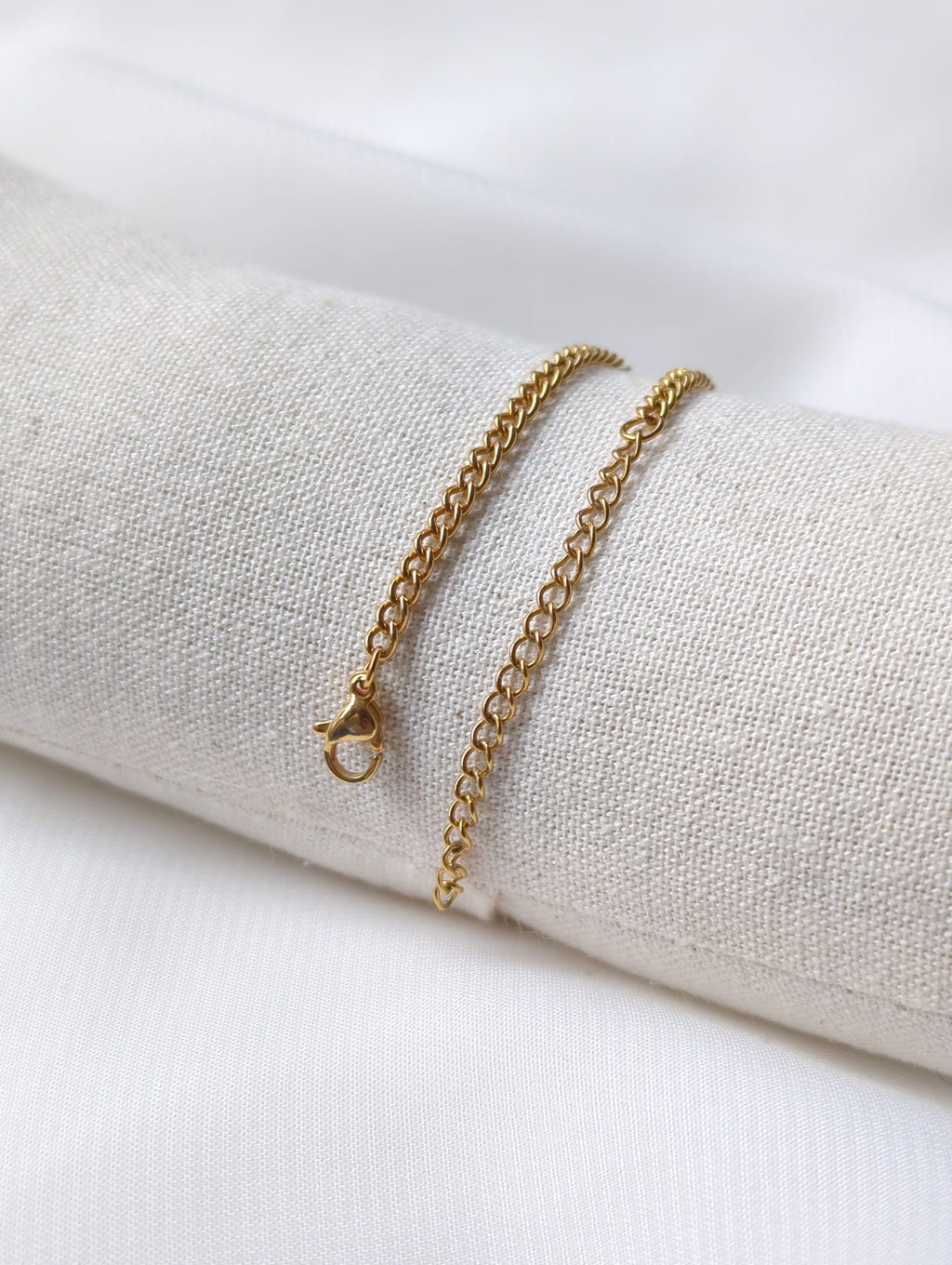 Bracelet doré en acier inoxydable avec breloques et perle d'eau douce