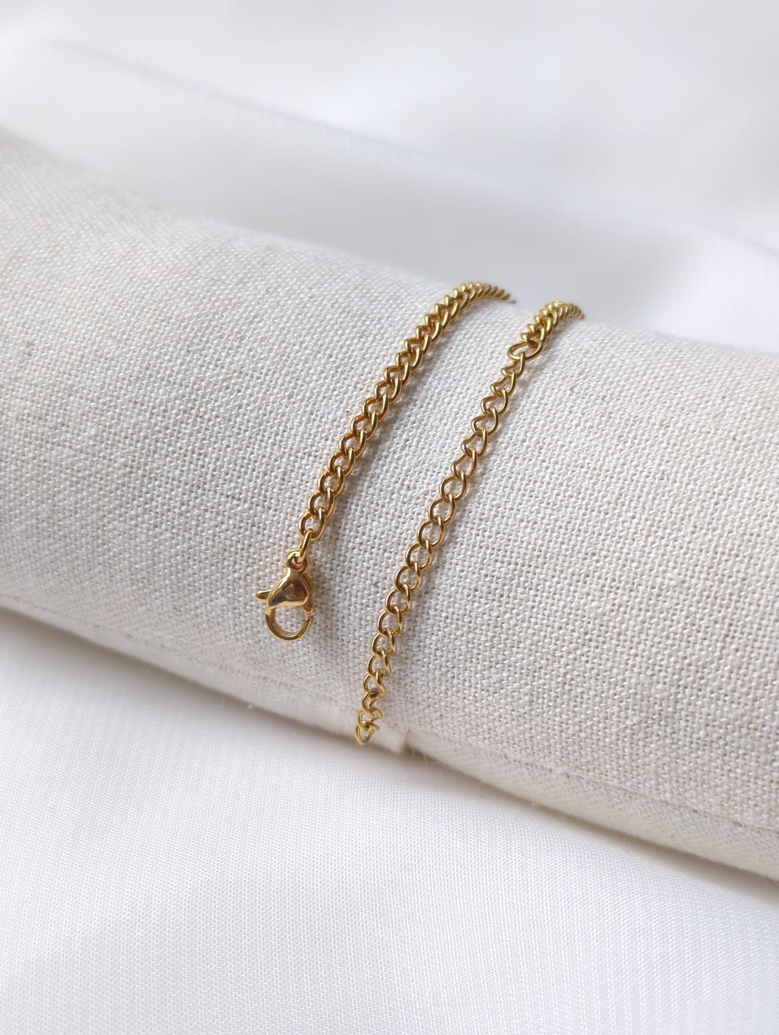 Bracelet doré en acier inoxydable avec breloques et perle d'eau douce