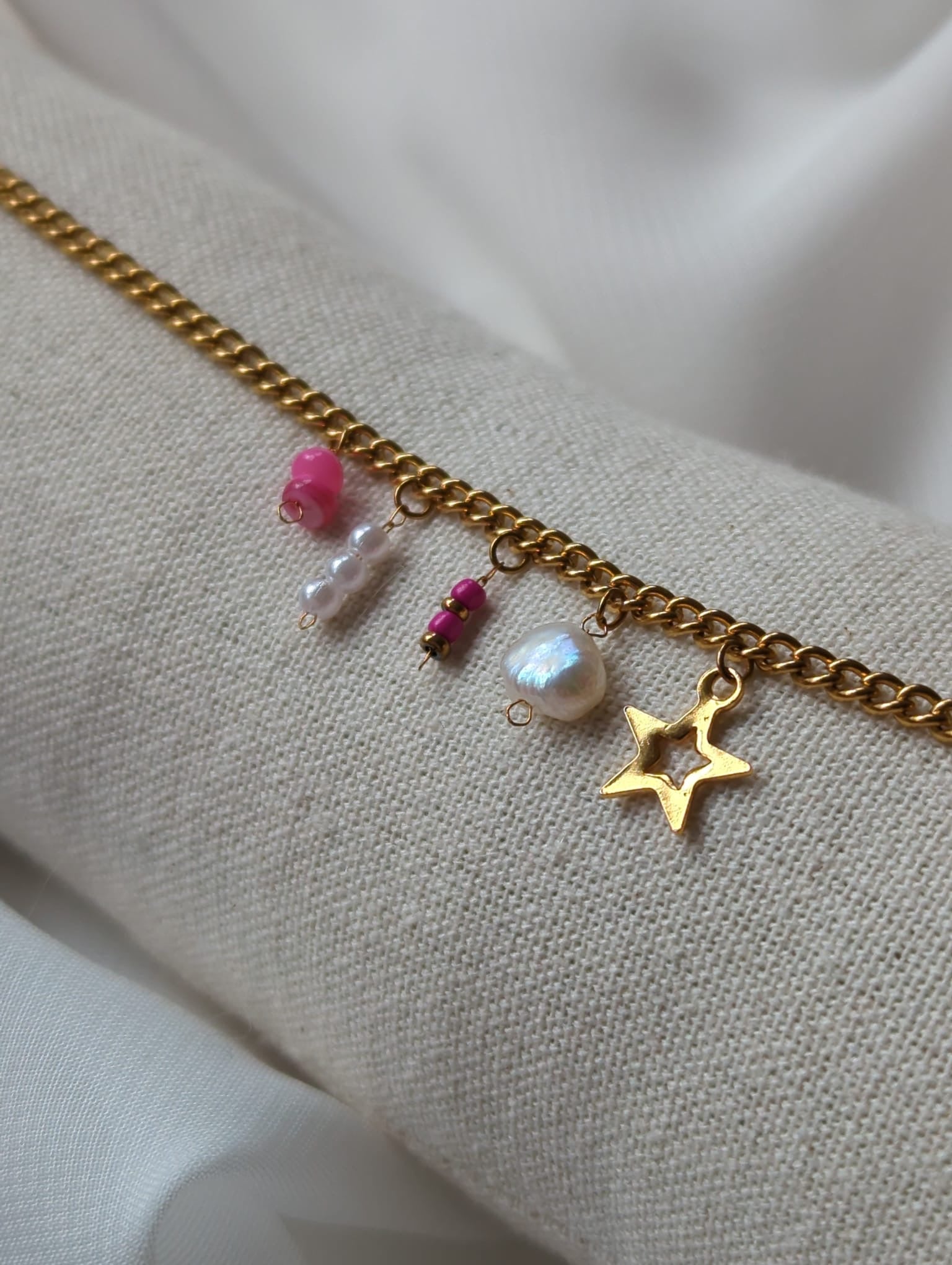 Bracelet doré en acier inoxydable avec breloques rose fuchsia et perle d'eau douce