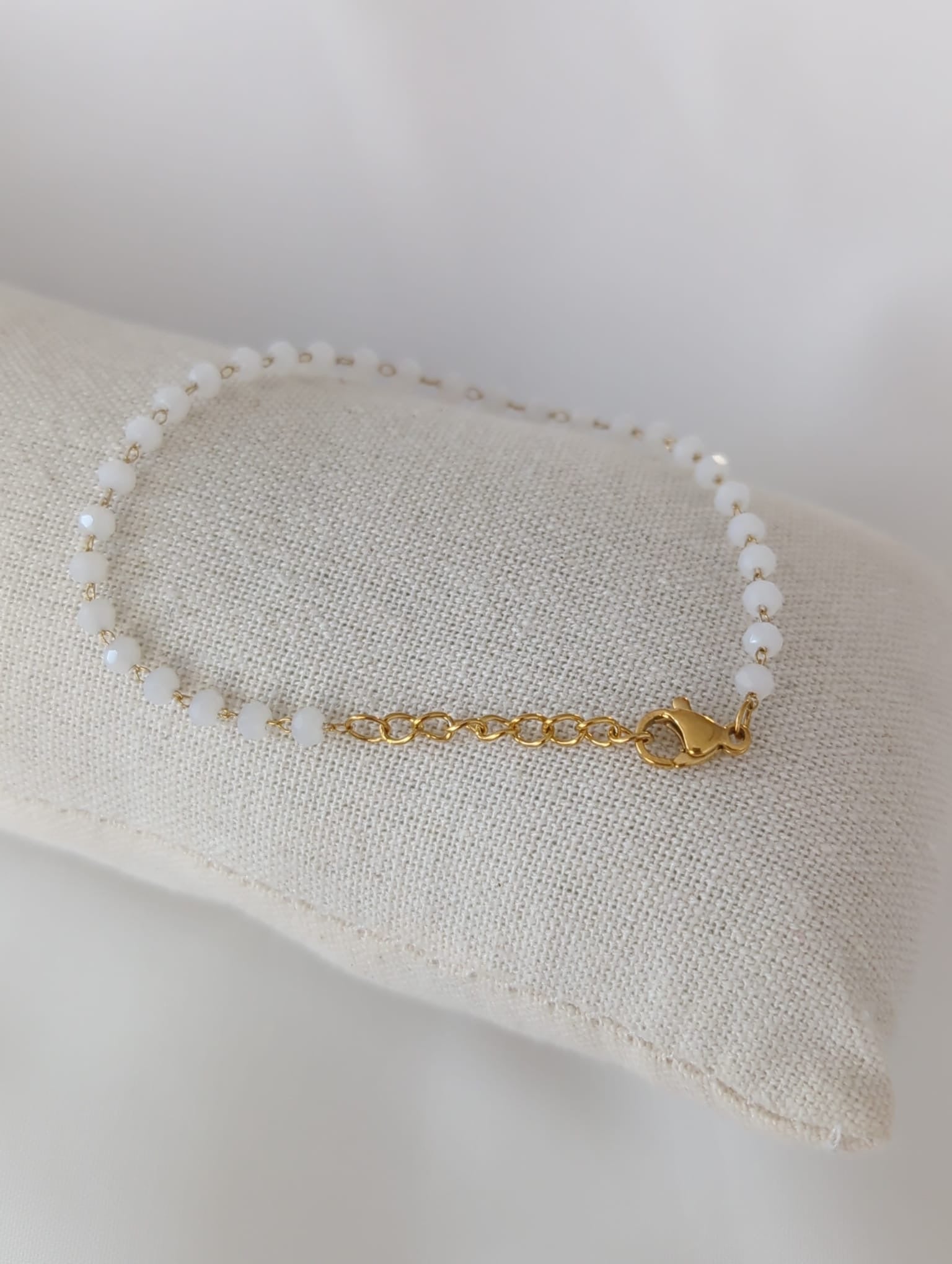 Bracelet doré en acier inoxydable avec des perles de pierres blanches