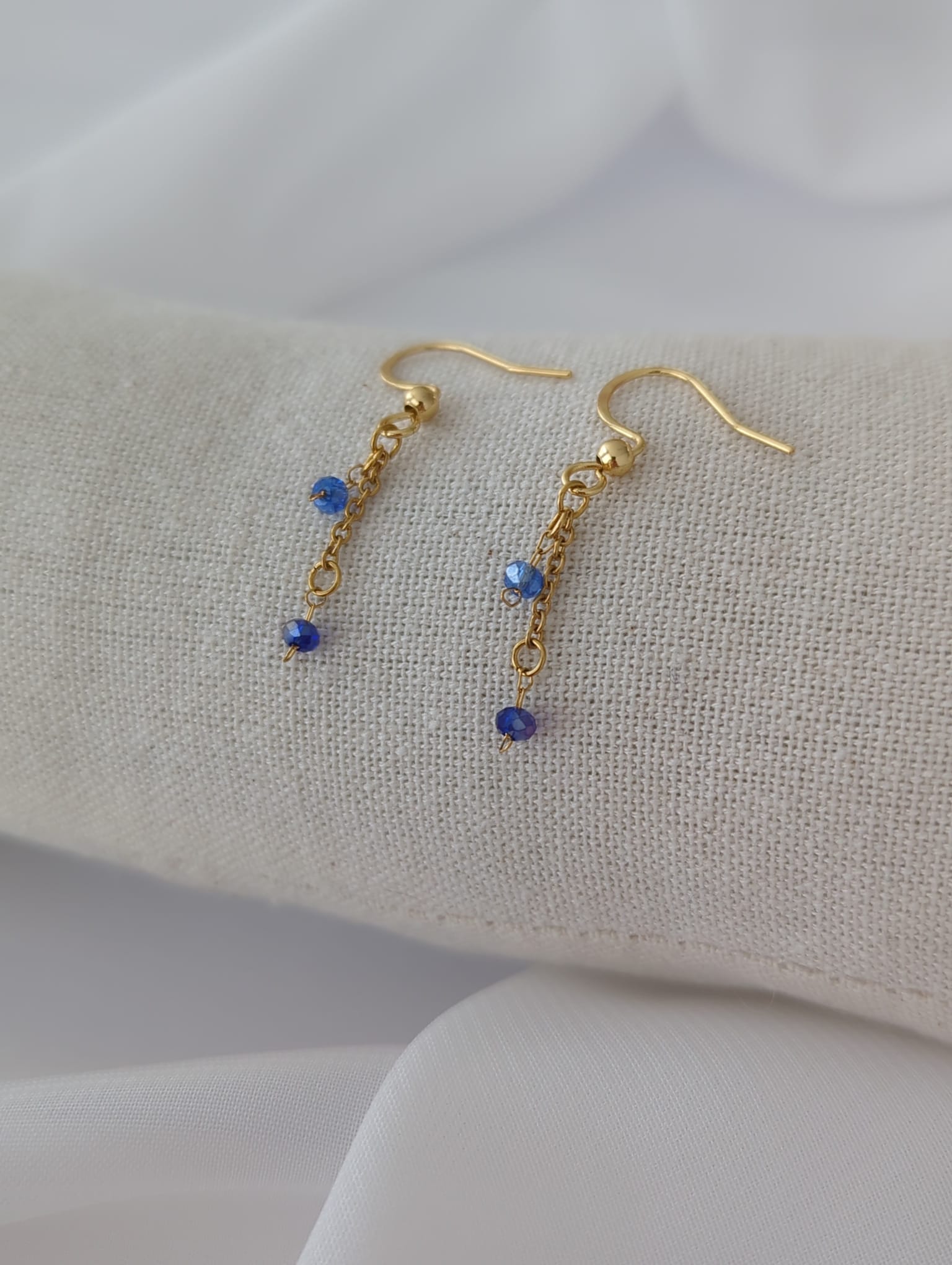 Boucles d'oreilles dorées en acier inoxydable avec des perles colorées