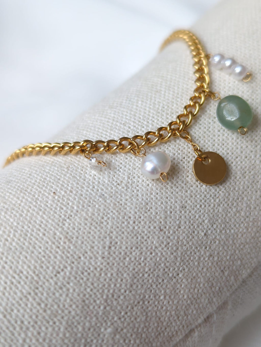 Bracelet doré en acier inoxydable avec perle d'eau douce, pierre aventurine et breloques
