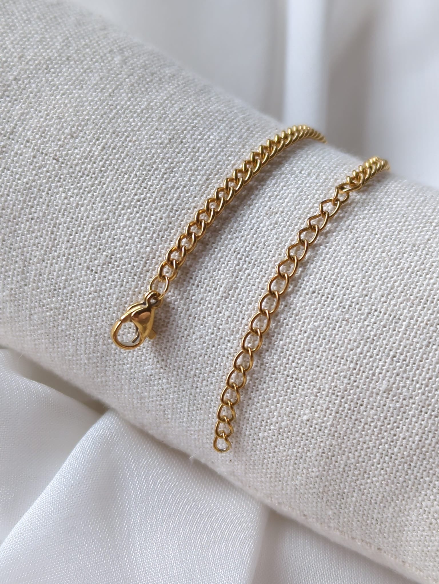 Bracelet doré en acier inoxydable avec perle d'eau douce et une pierre de quartz rose