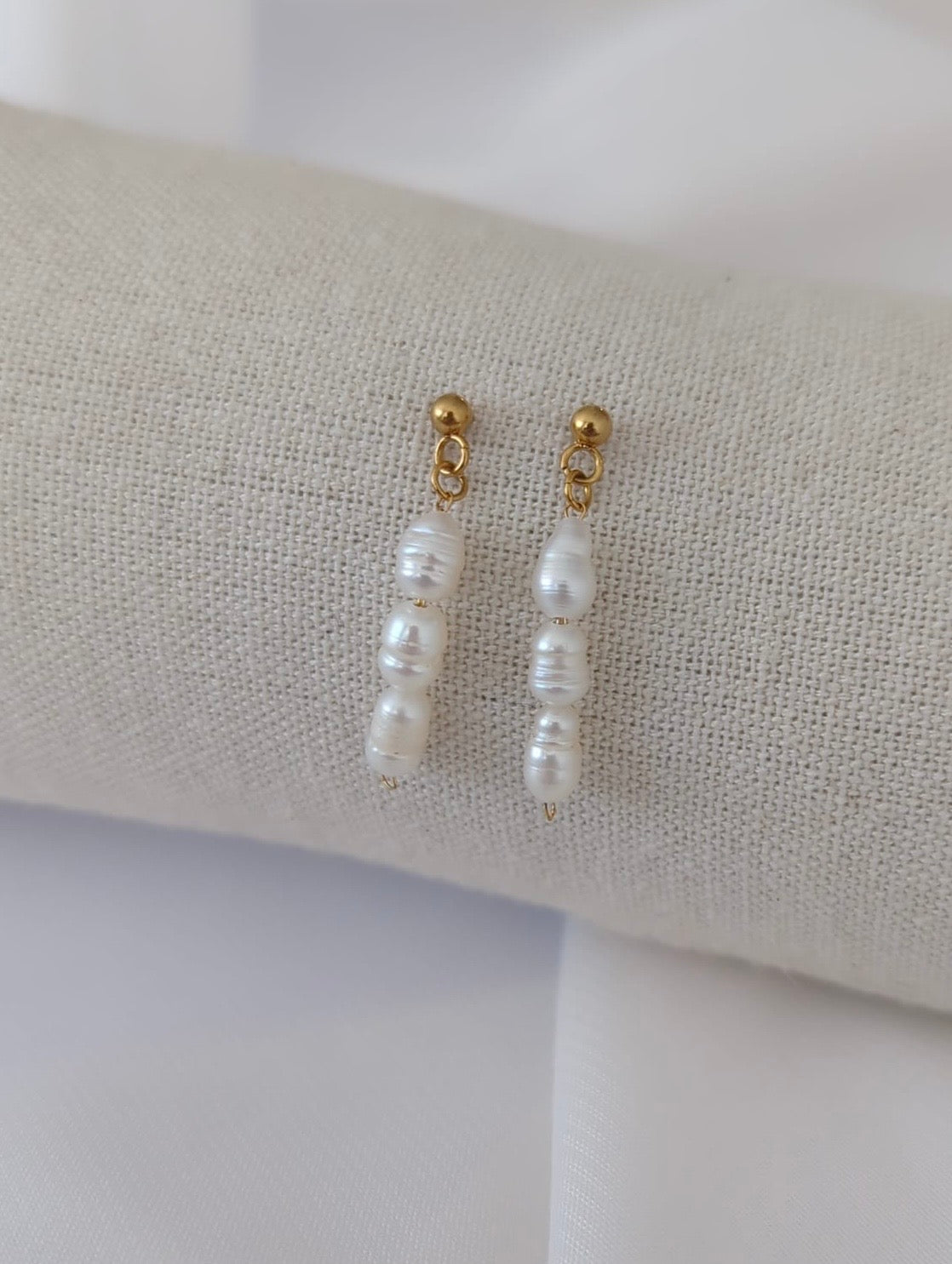 Boucles d’oreilles dorées en acier inoxydable avec des perles d’eau douce
