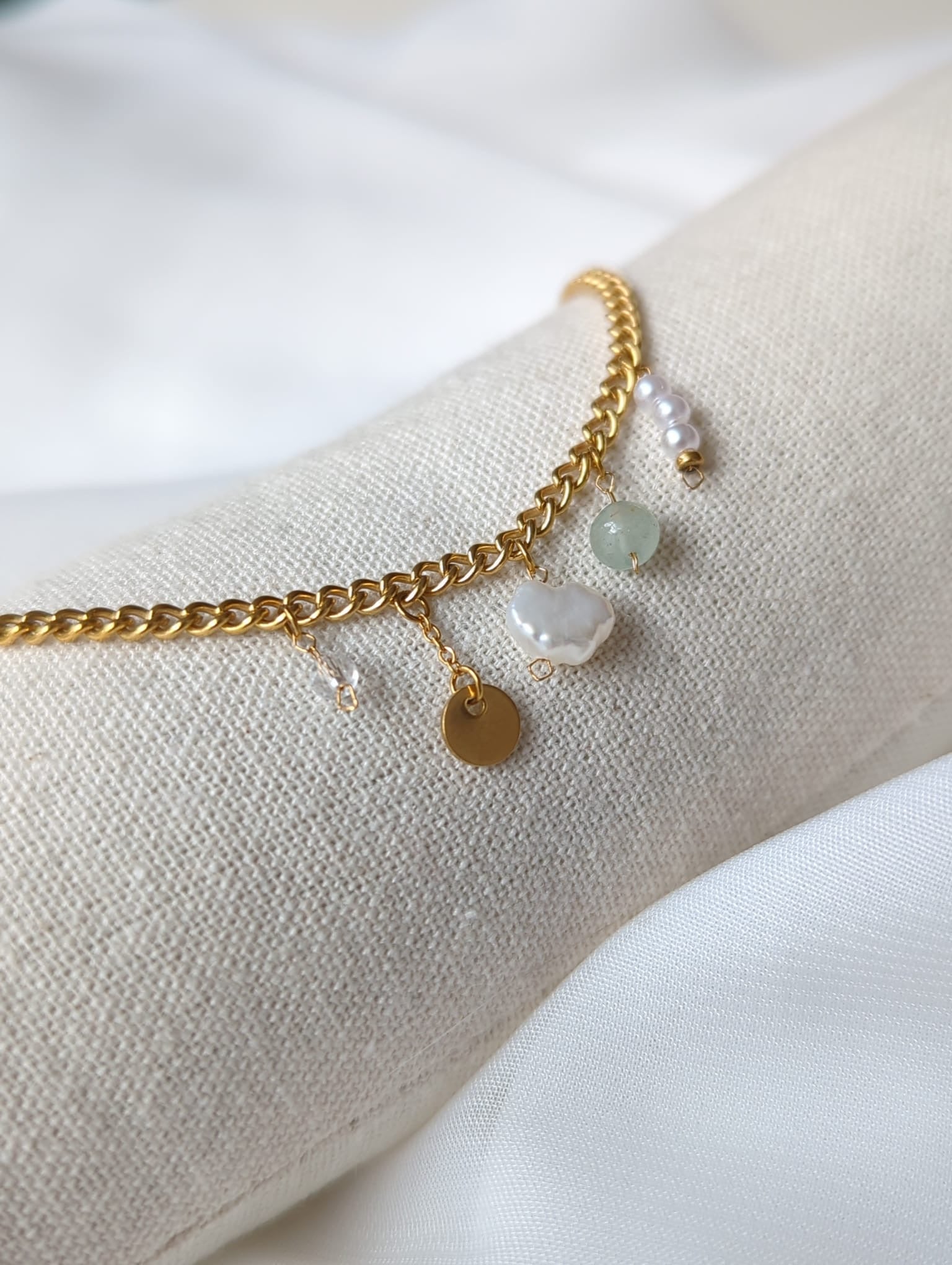 Bracelet doré en acier inoxydable avec breloques et perle d'eau douce