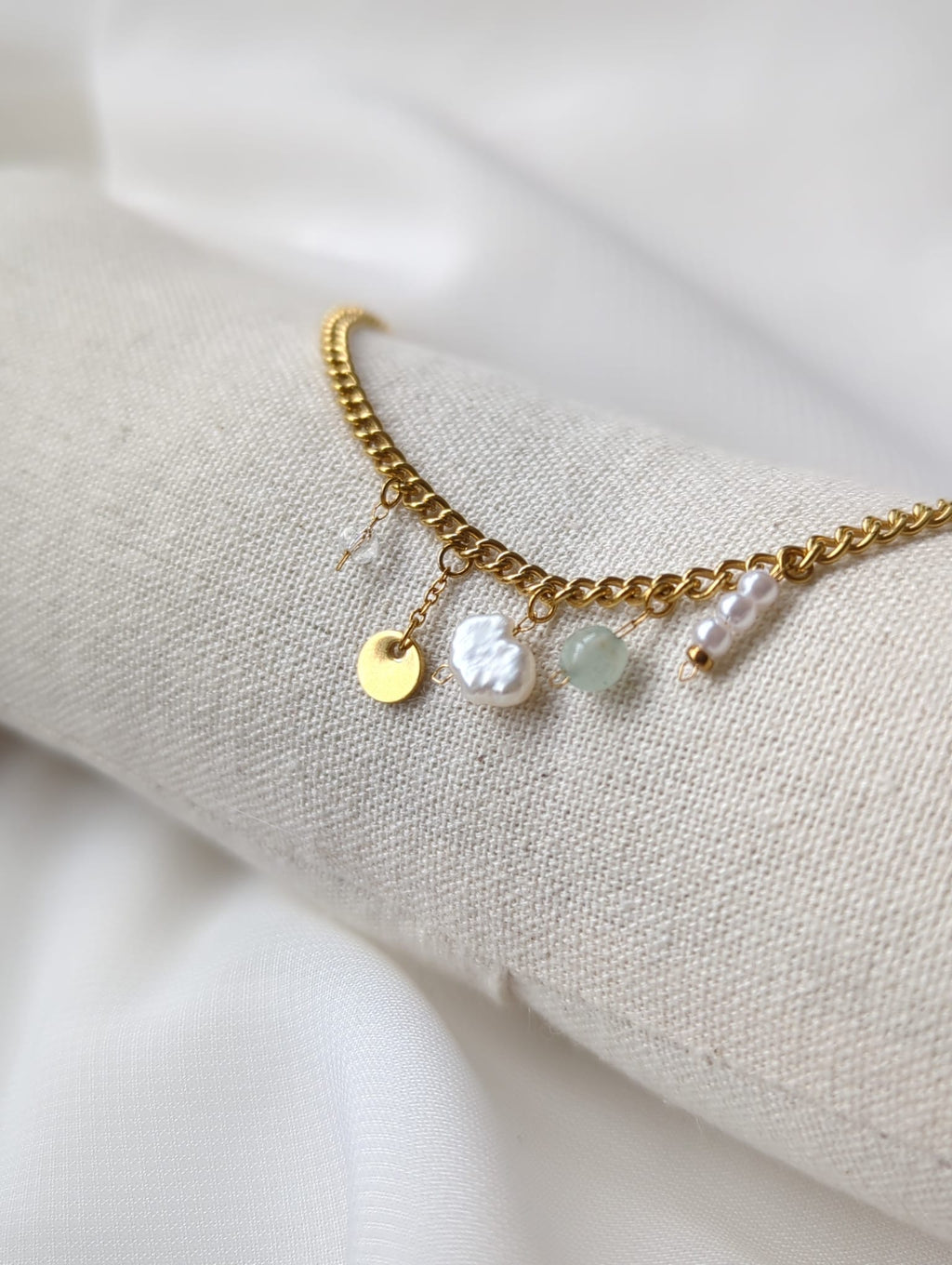 Bracelet doré en acier inoxydable avec breloques et perle d'eau douce