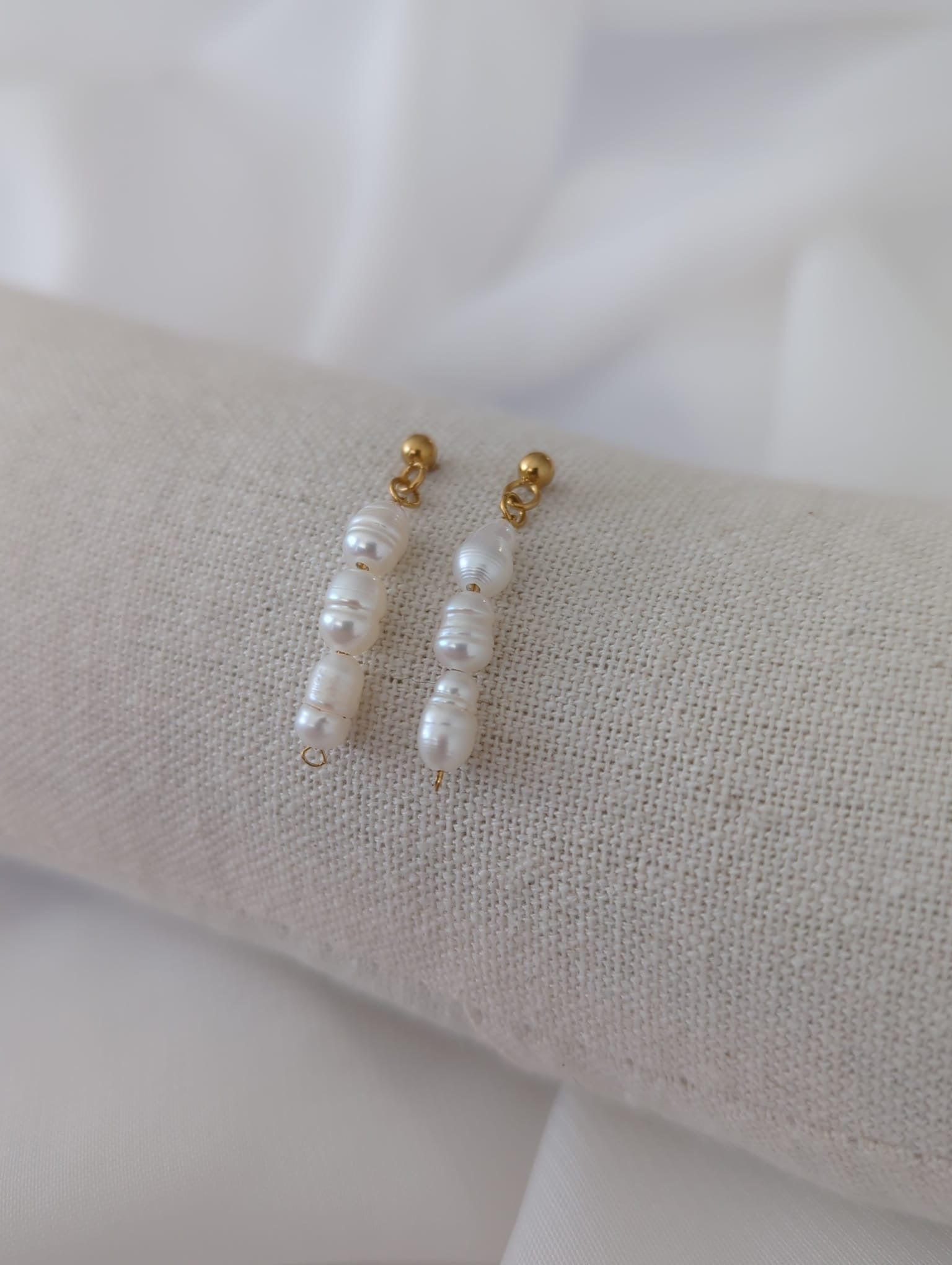 Boucles d’oreilles dorées en acier inoxydable avec des perles d’eau douce
