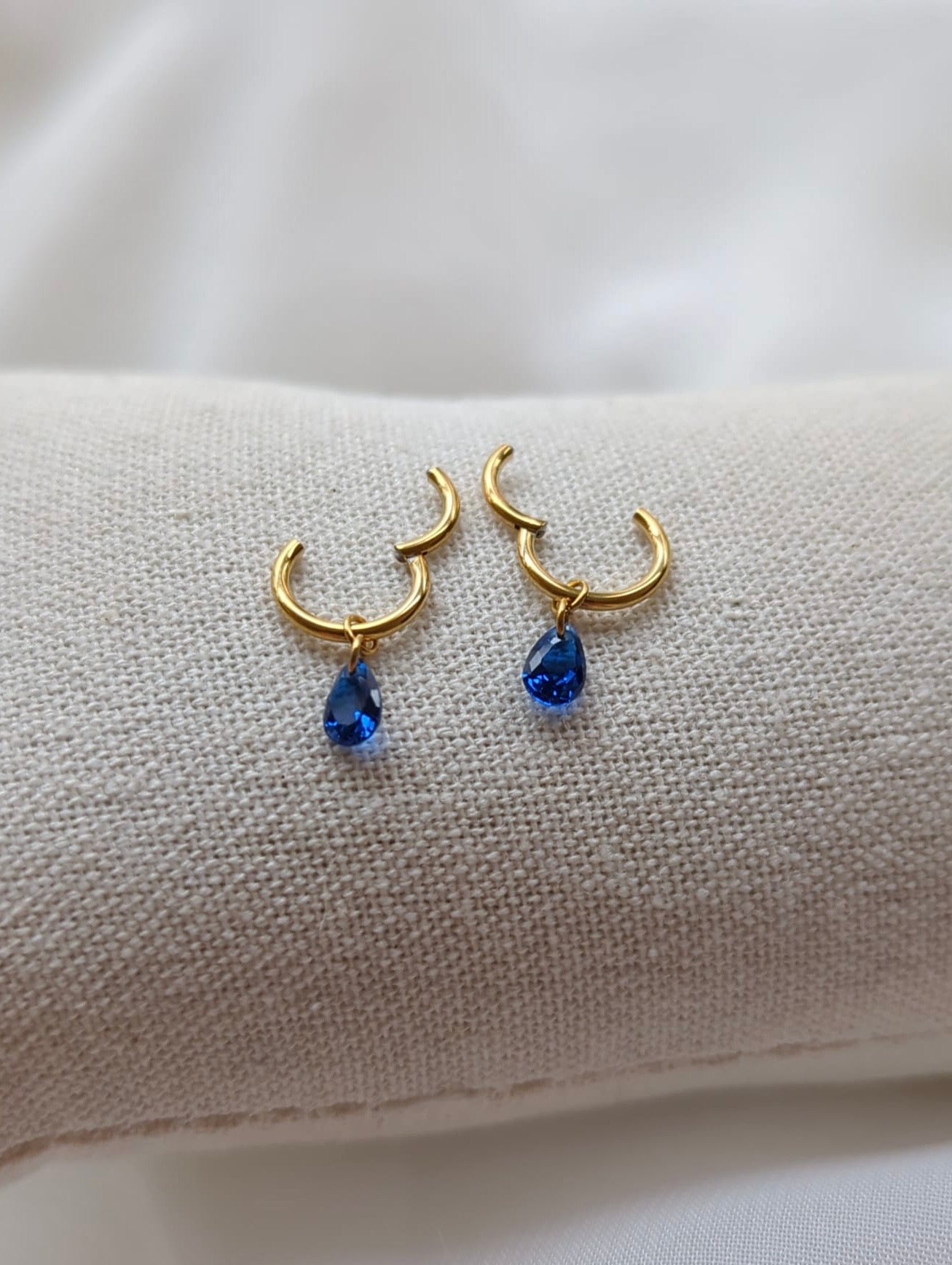 Boucles d'oreilles en titane avec des zircons – 8 mm