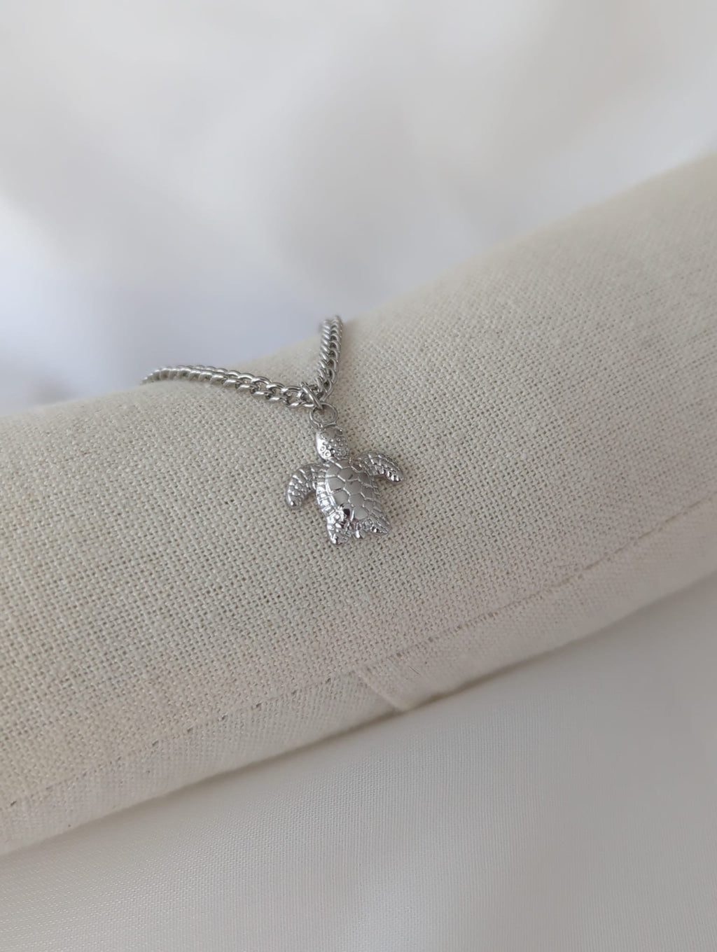 Bracelet argenté en acier inoxydable avec breloque tortue