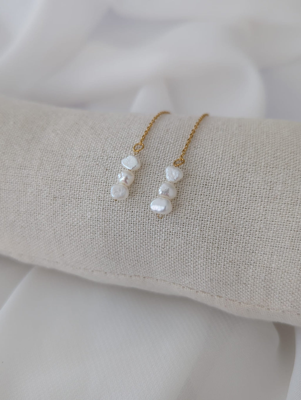 Boucles d'oreilles dorées longues en acier inoxydable avec des perles d'eau douce de 5 mm