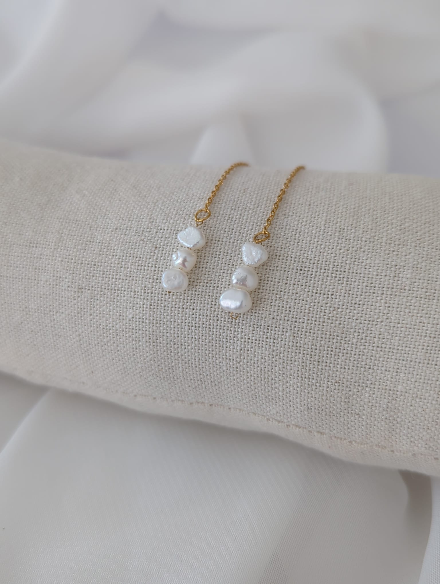 Boucles d'oreilles dorées longues en acier inoxydable avec des perles d'eau douce de 5 mm