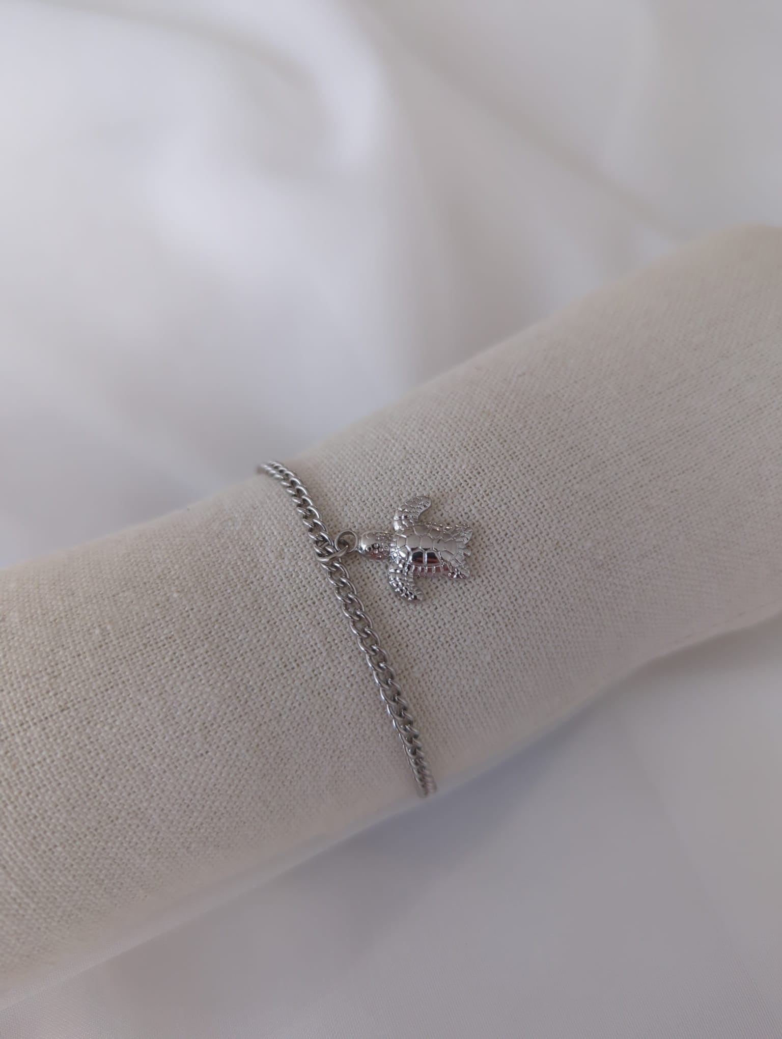 Bracelet argenté en acier inoxydable avec breloque tortue