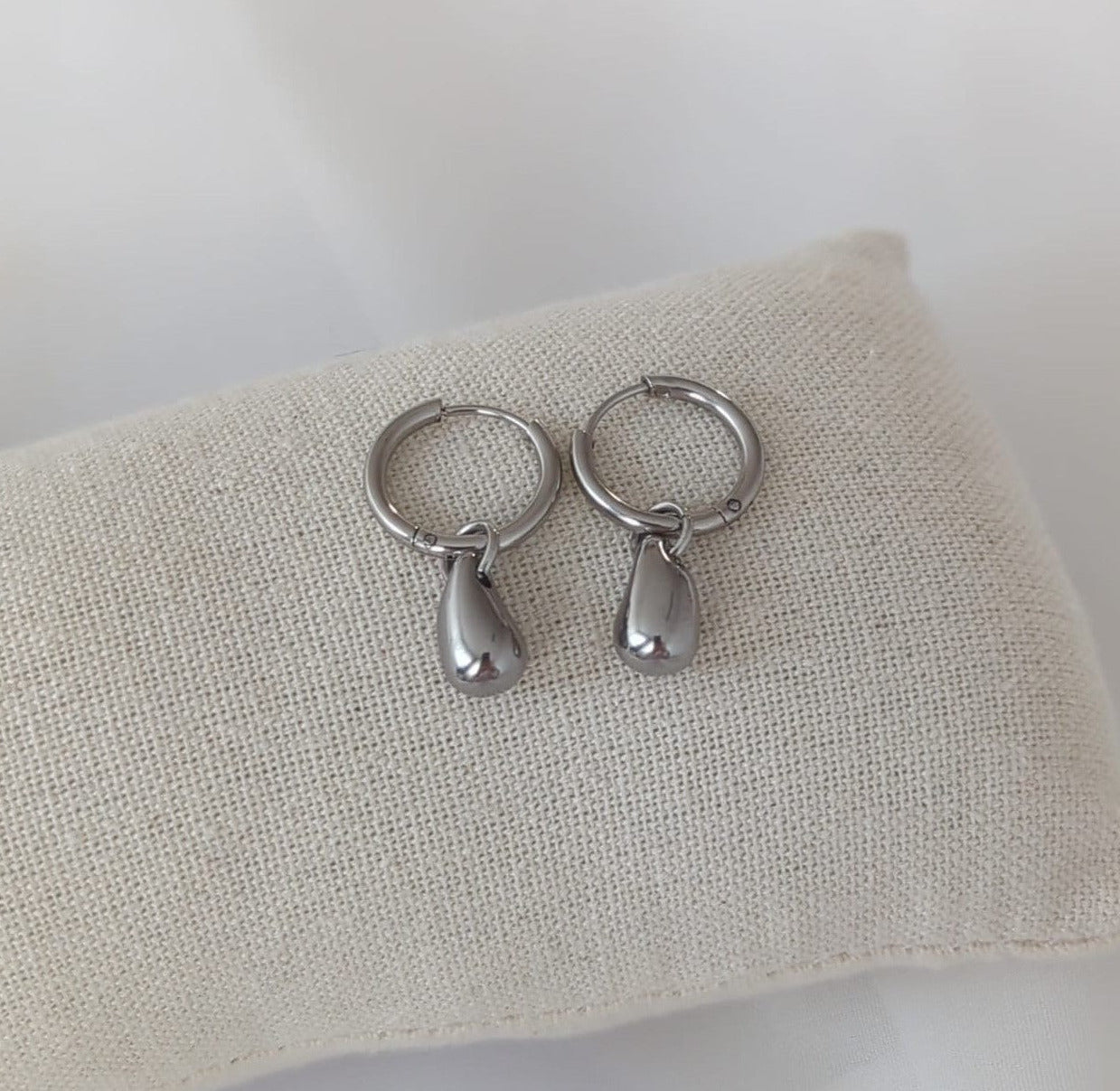 Boucles d'oreilles argentées en acier inoxydable avec breloques en forme de gouttes