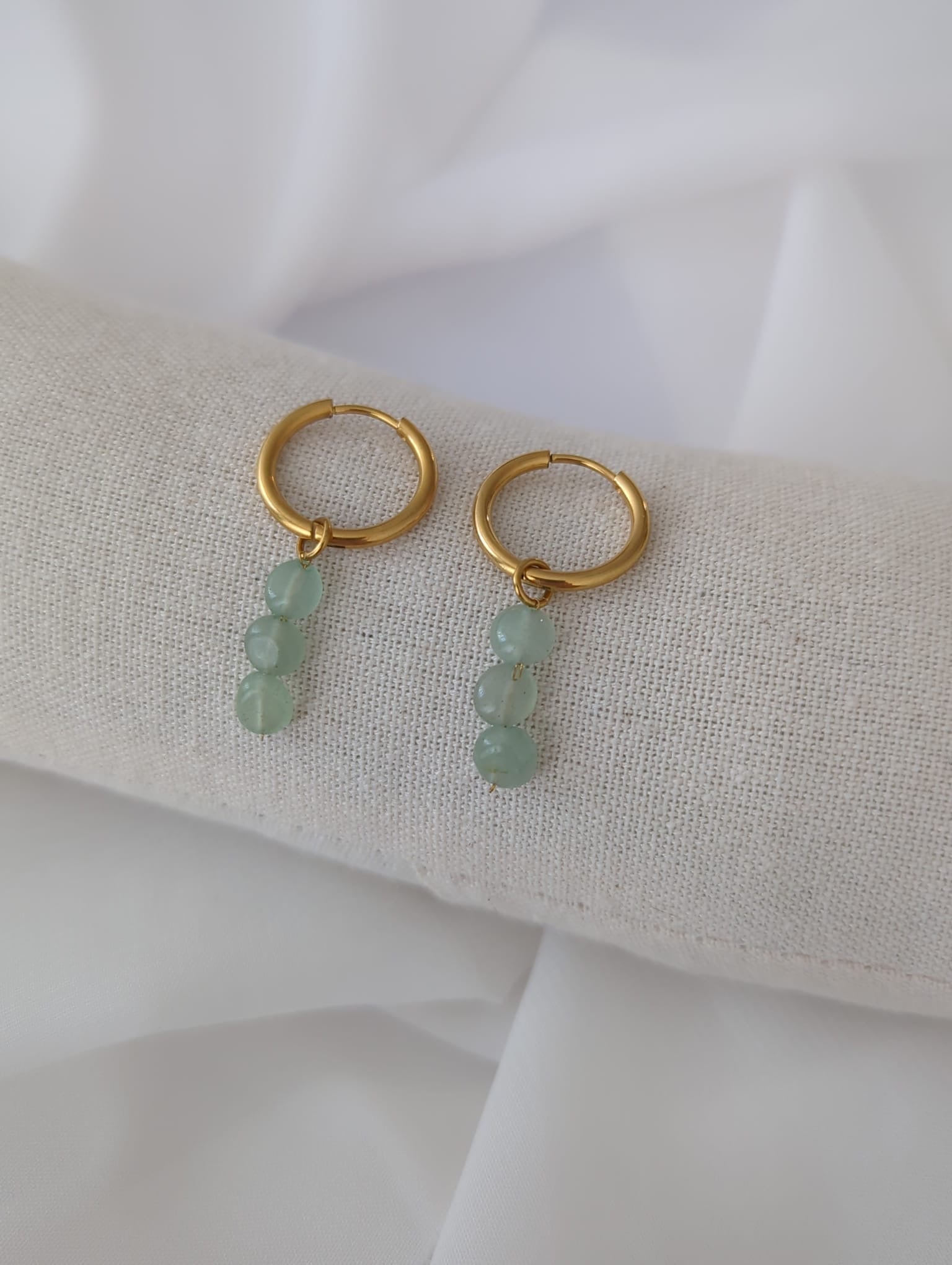 Boucles d'oreilles dorées en acier inoxydable avec des pierres d'aventurine verte