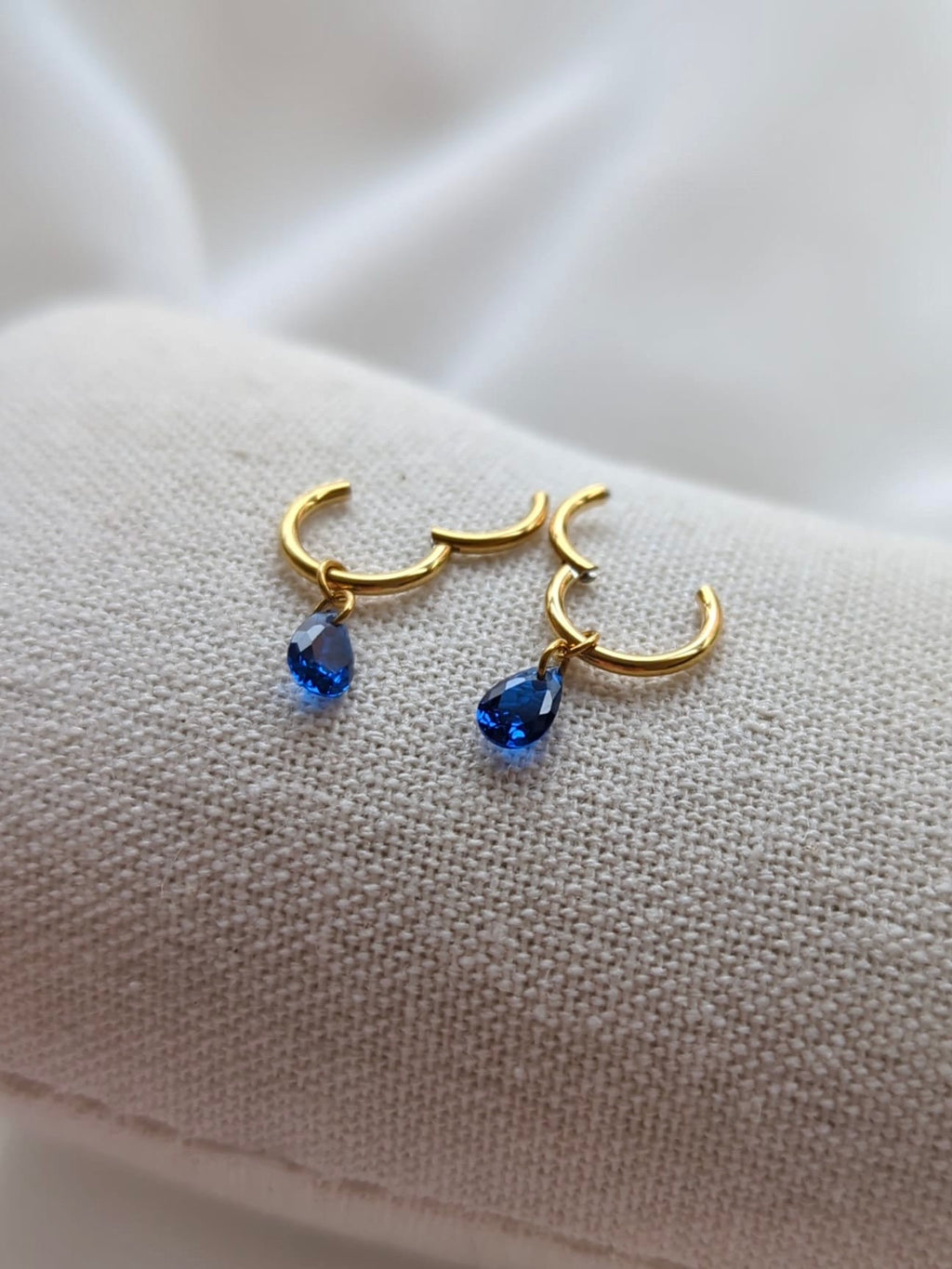 Boucles d'oreilles en titane avec des zircons – 8 mm