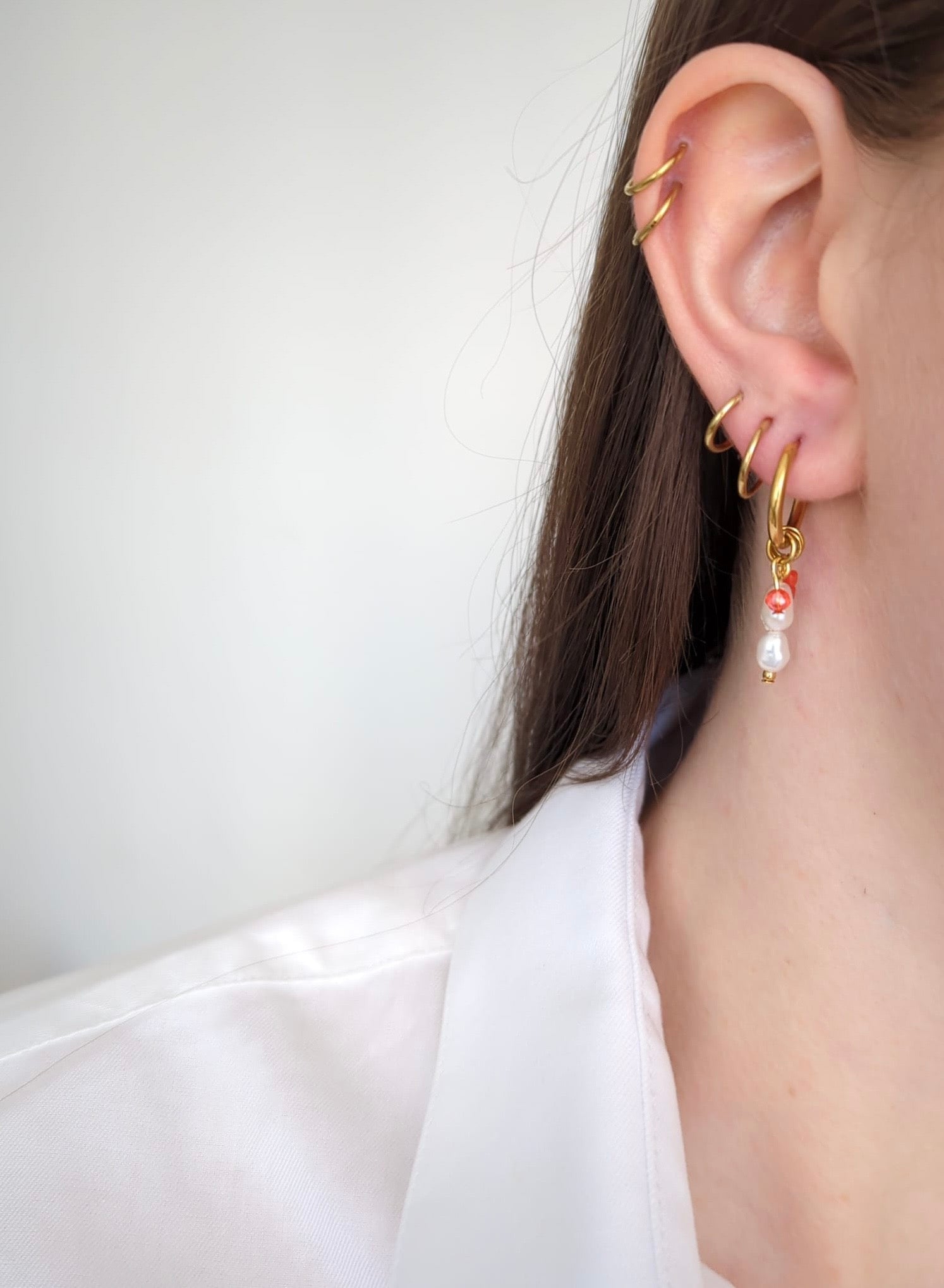 Boucles d'oreilles en acier inoxydable avec des perles d'eau douce et des perles de corail orange