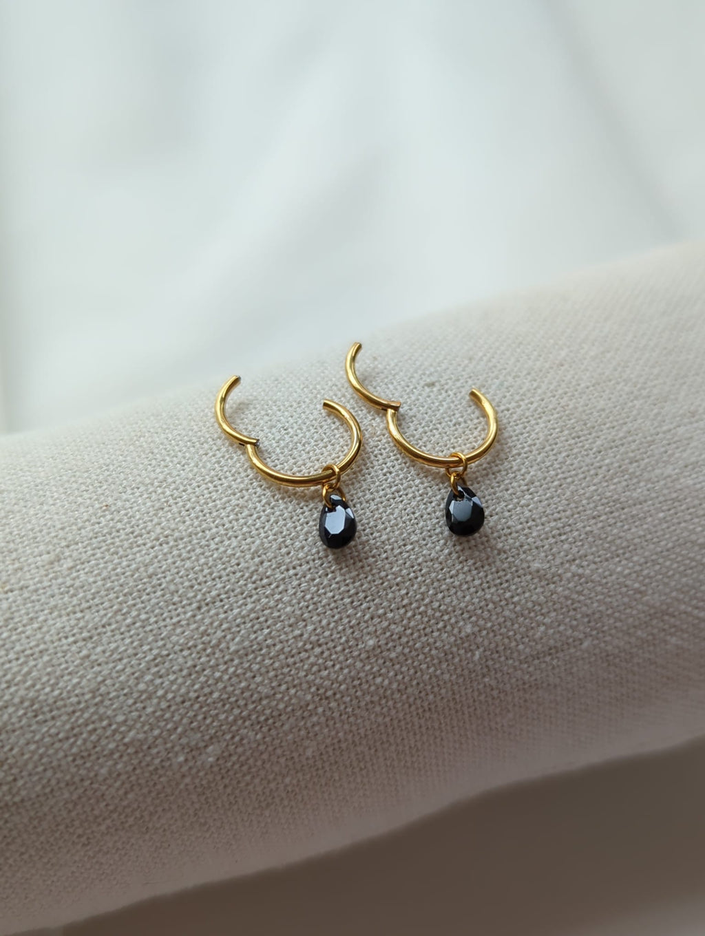 Boucles d'oreilles en titane avec des zircons – 10 mm