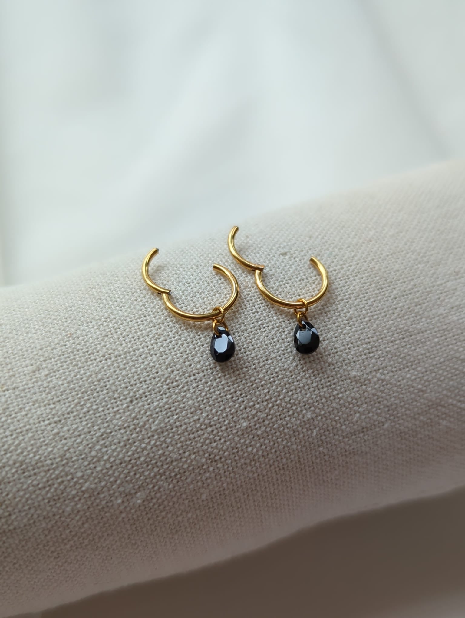 Boucles d'oreilles en titane avec des zircons – 10 mm