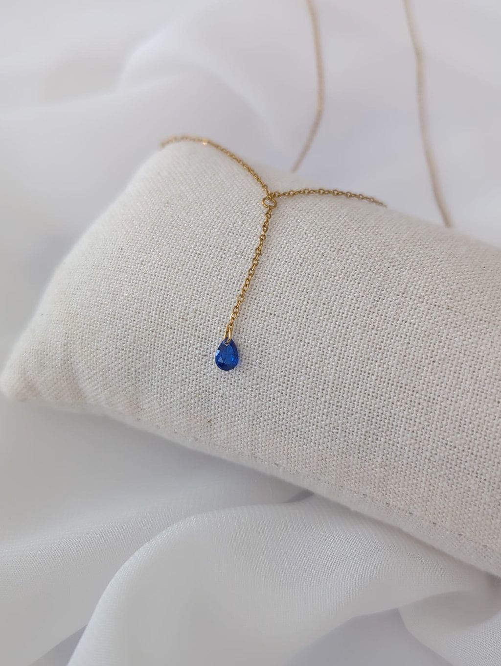 Collier doré en acier inoxydable avec pendentif zircon bleu