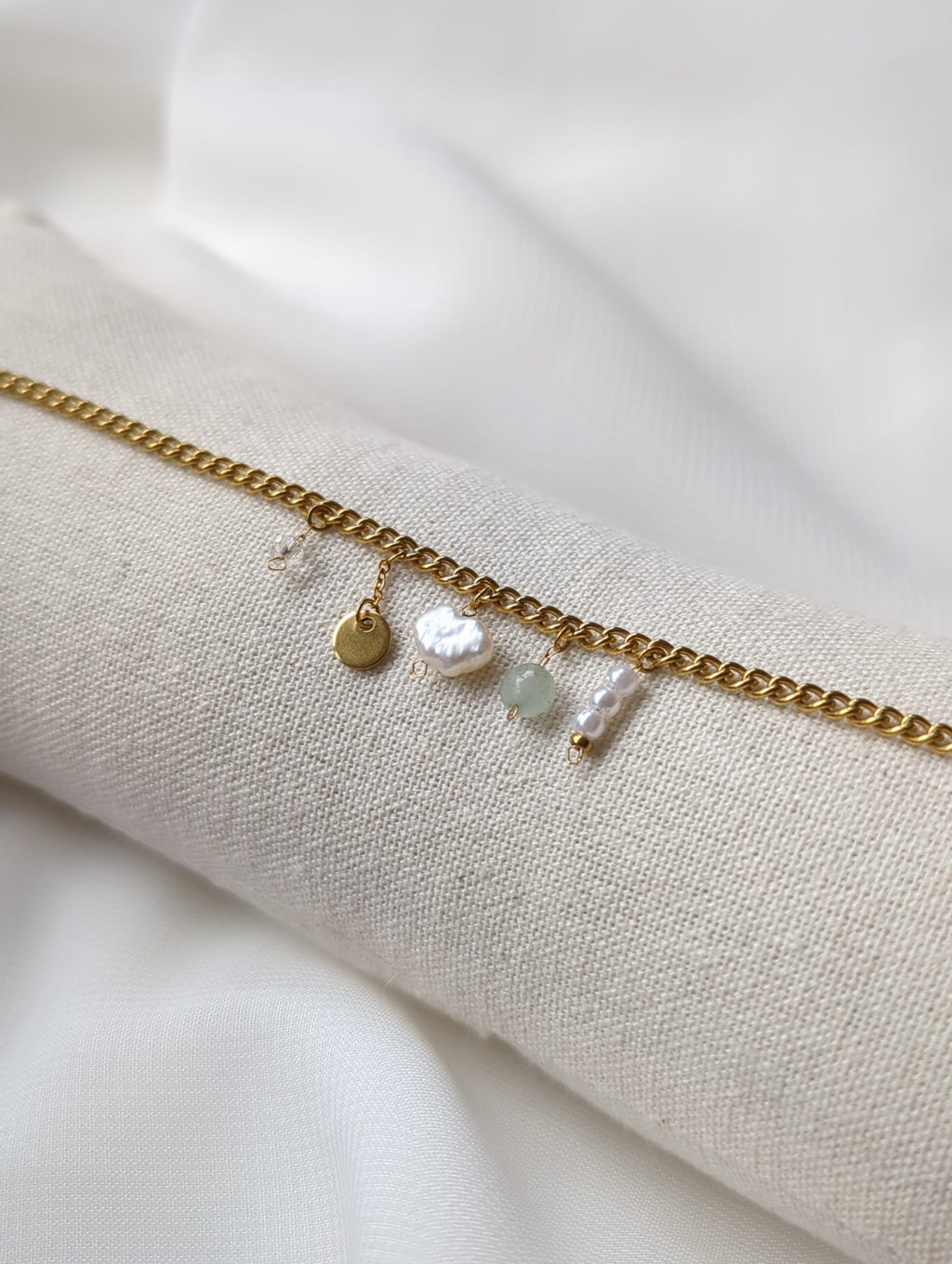 Bracelet doré en acier inoxydable avec breloques et perle d'eau douce