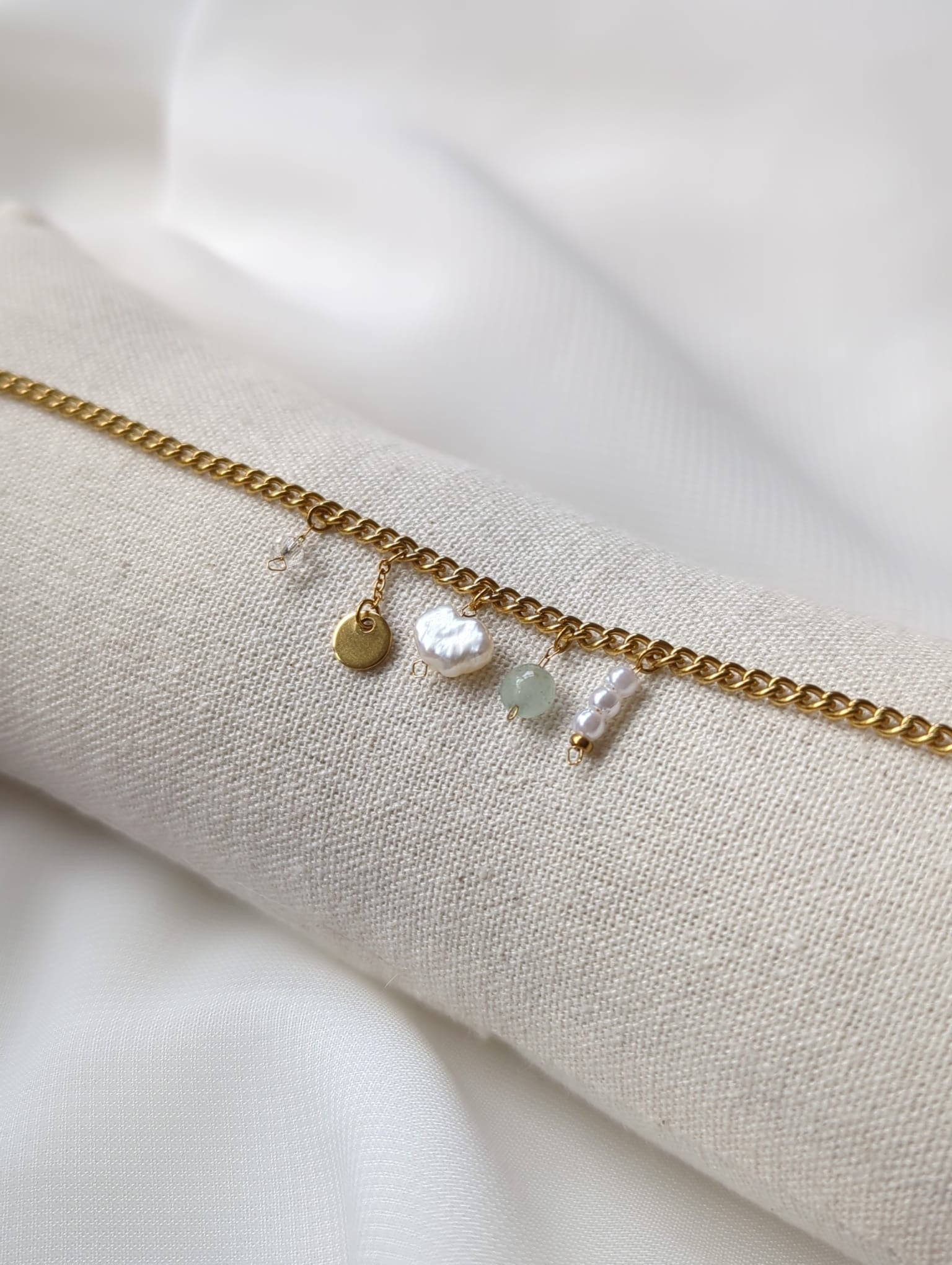Bracelet doré en acier inoxydable avec breloques et perle d'eau douce