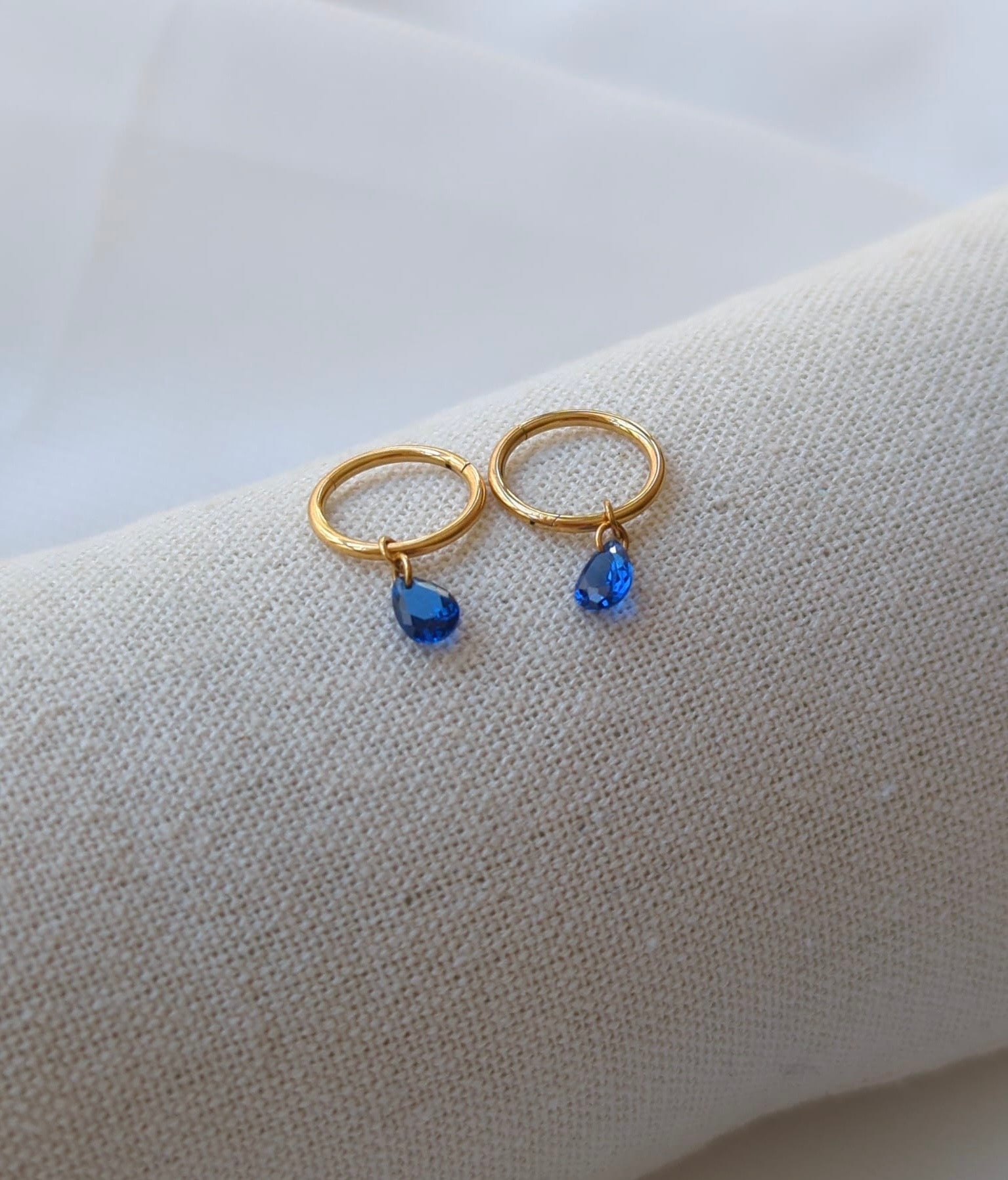 Boucles d'oreilles en titane avec des zircons – 10 mm