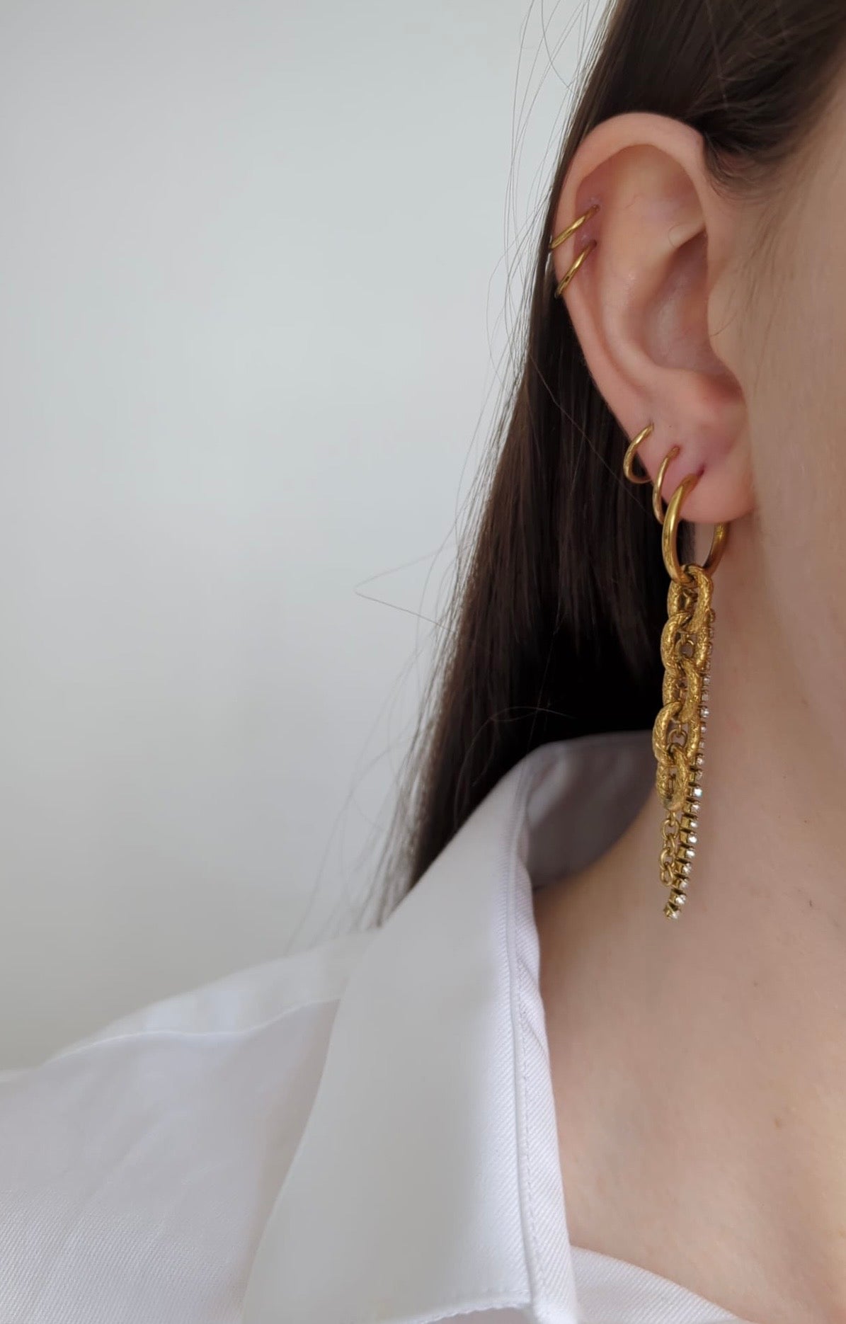 Boucles d'oreilles dorées en acier inoxydable avec des chaînes dorées en acier et une chaîne strass en acier