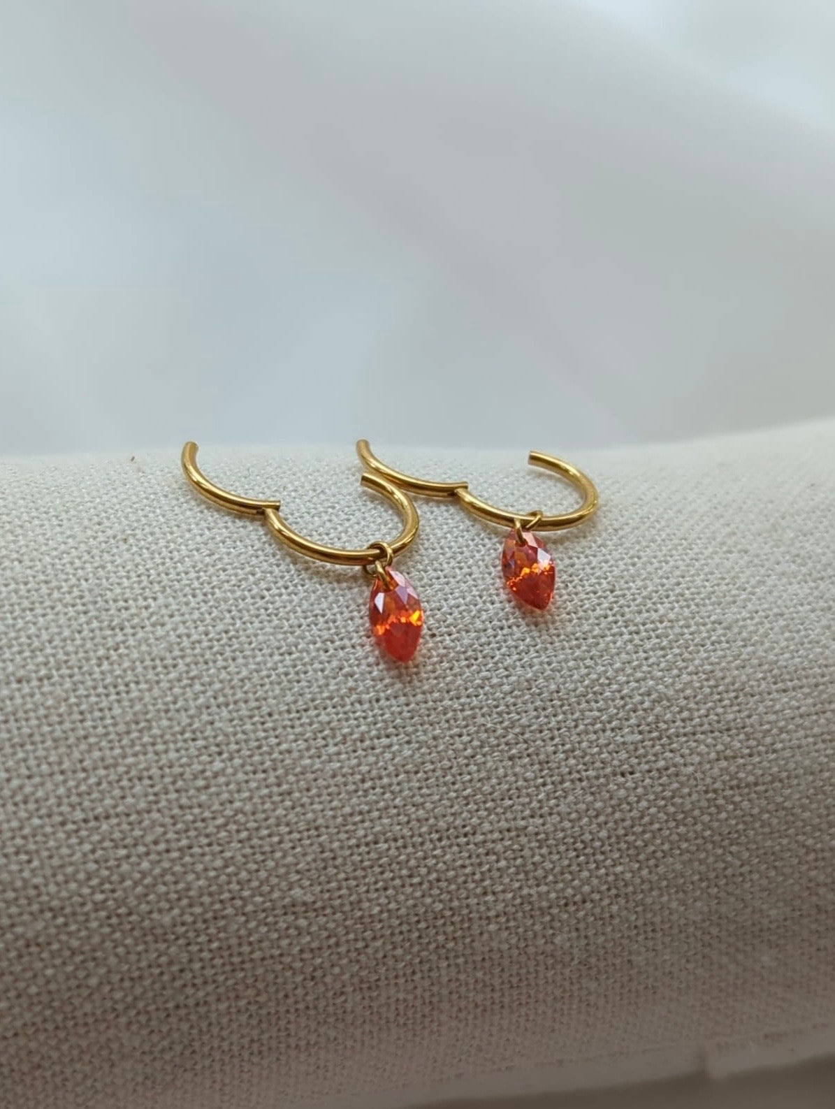 Boucles d'oreilles en titane avec des zircons oranges taille Marquise – 10mm